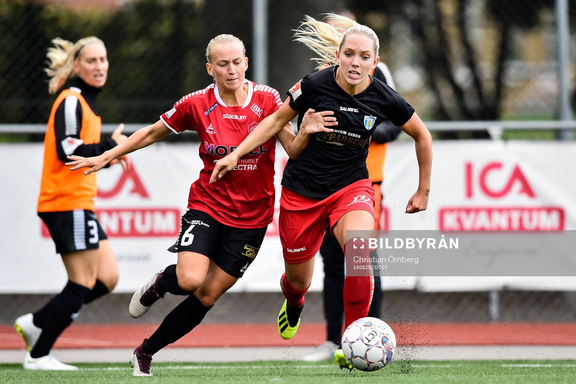 Limhamn Bunkeflos Sofia Wännerdahl och Göteborgs Elin Rubensson under fotbollsmatchen i Damallsvenskan mellan LB07 och Kopparbergs/Göteborg den 25 augusti 2018 i Malmö.