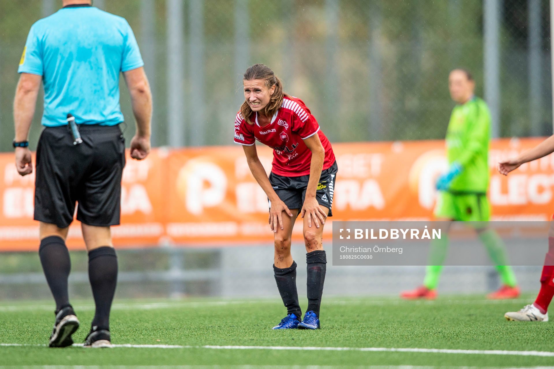 Limhamn Bunkeflos Anna Eveliina Parikka grinar illa efter en smäll under fotbollsmatchen i Damallsvenskan mellan LB07 och Kopparbergs/Göteborg den 25 augusti 2018 i Malmö.