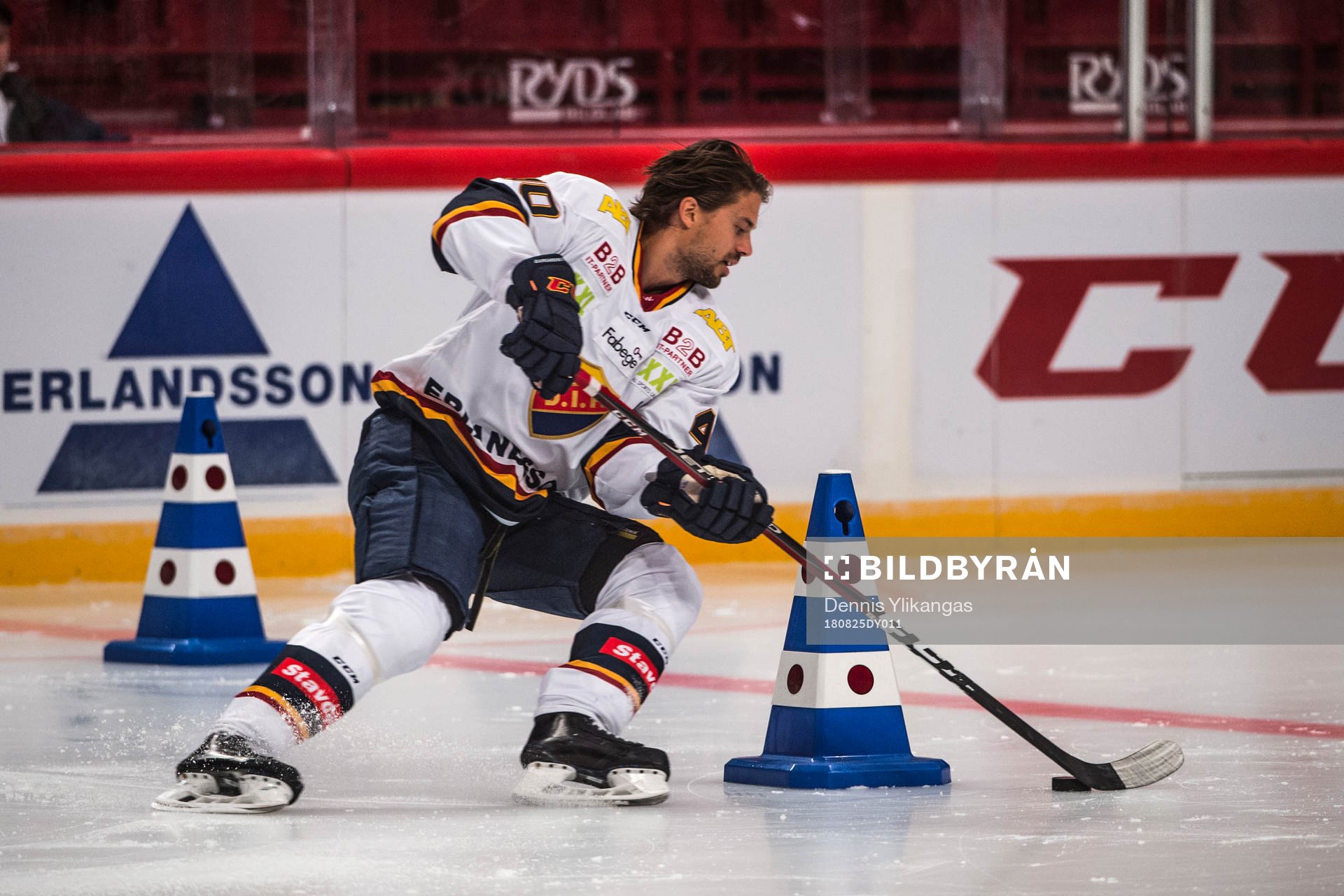 forward Jacob Josefson tar sig fram mellan konerna