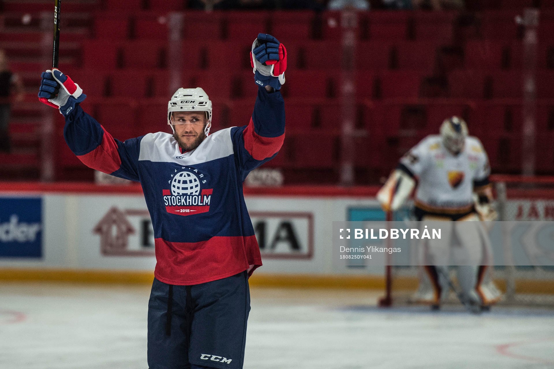 All-Stars Syd back Fredrik Claesson firar ett mål