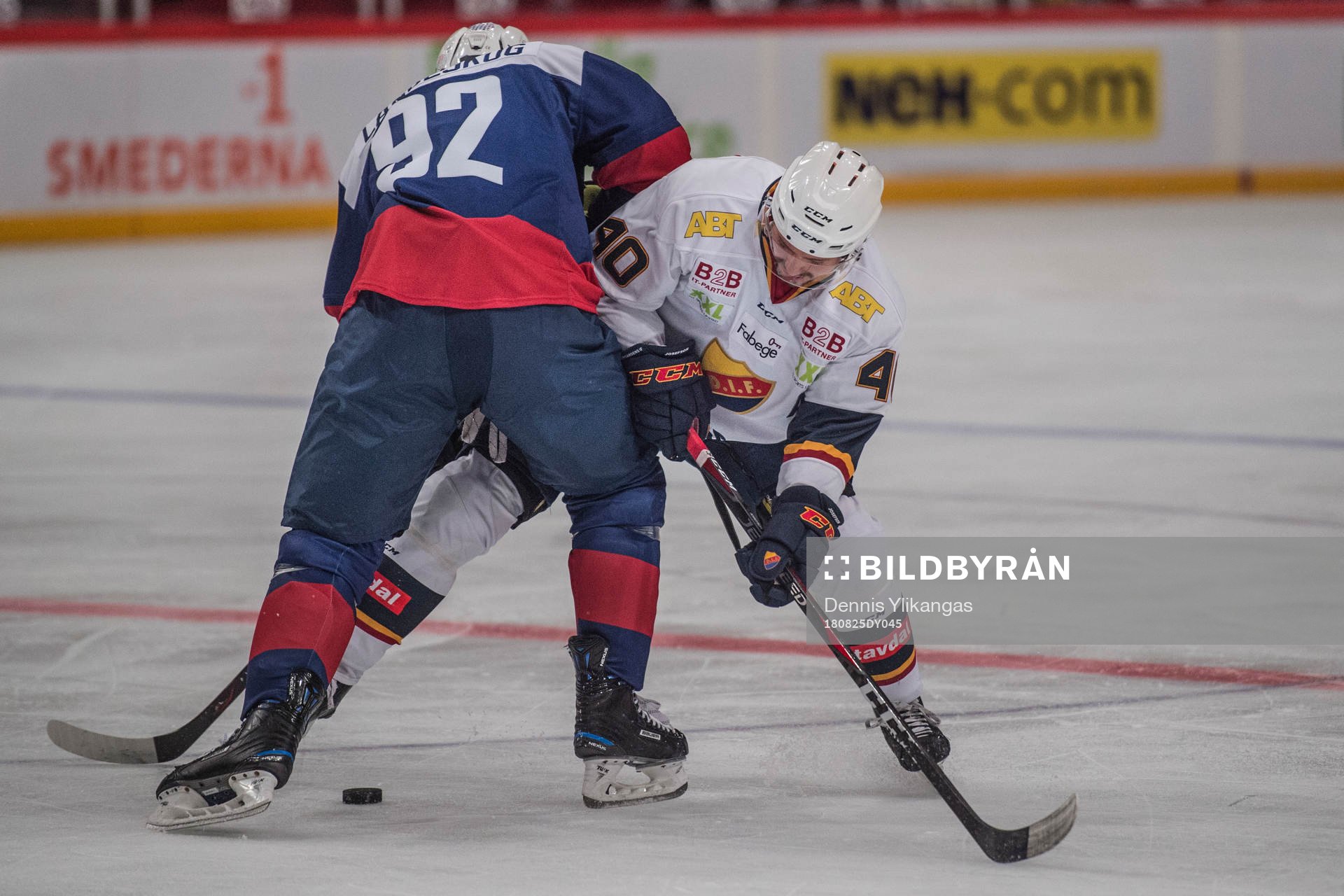 Kamp om pucken mellan Jacob Josefson och Gabriel Landeskog
