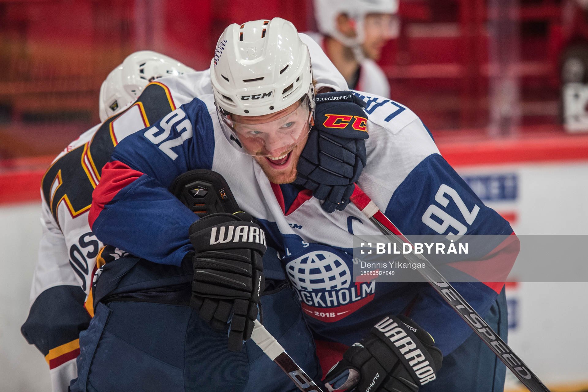 Kamp om pucken mellan Jacob Josefson och Gabriel Landeskog