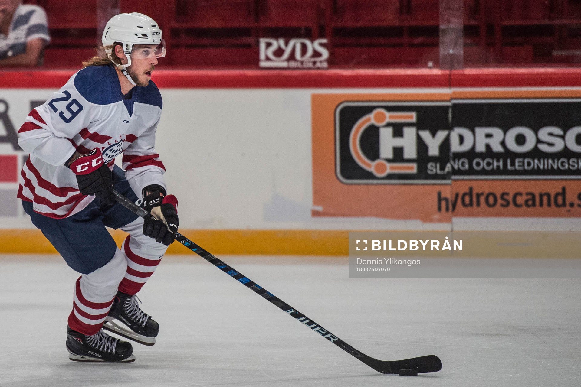 forward Mario Kempe