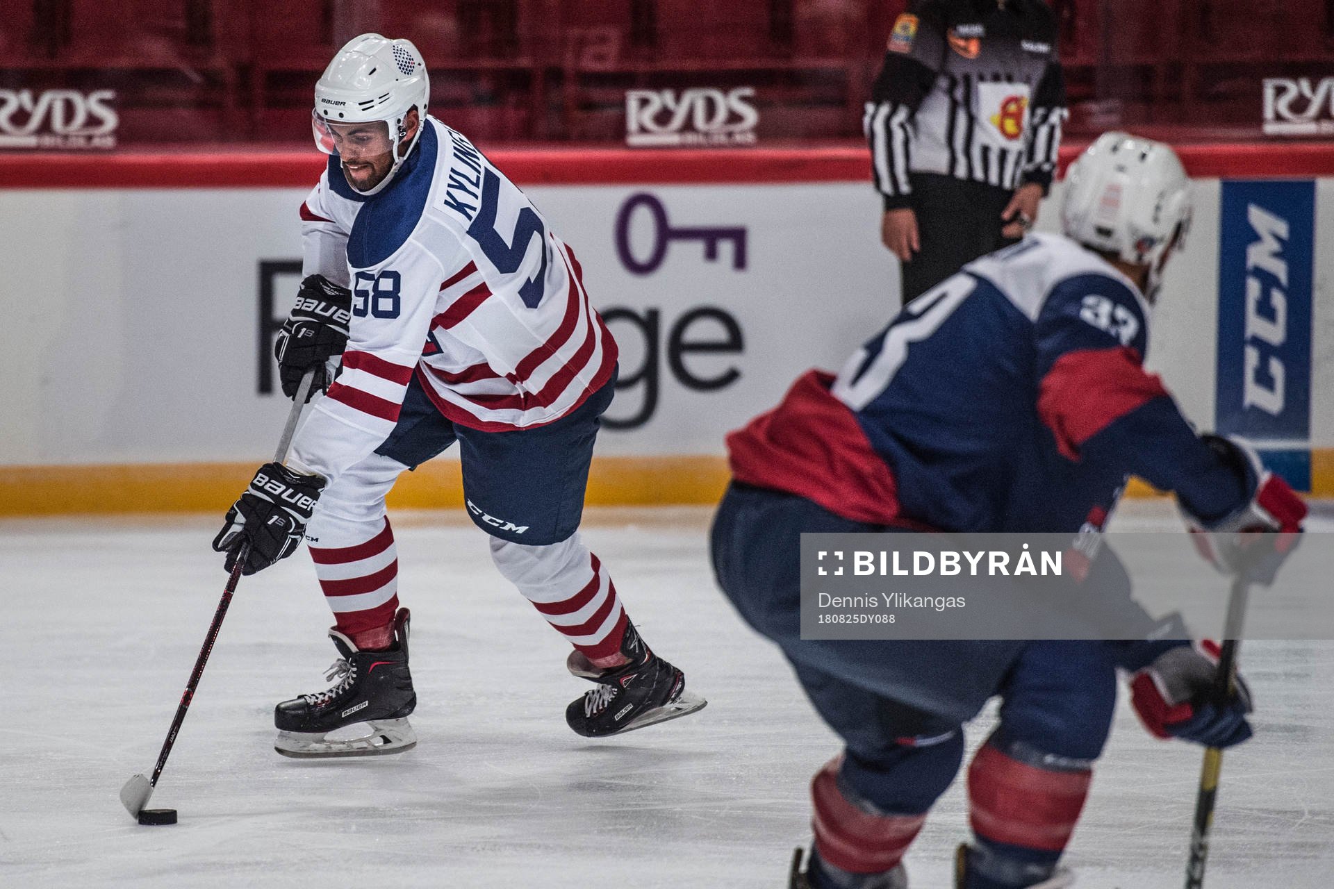 back Oliver Kylington tar sig förbi försvaret i All-Stars