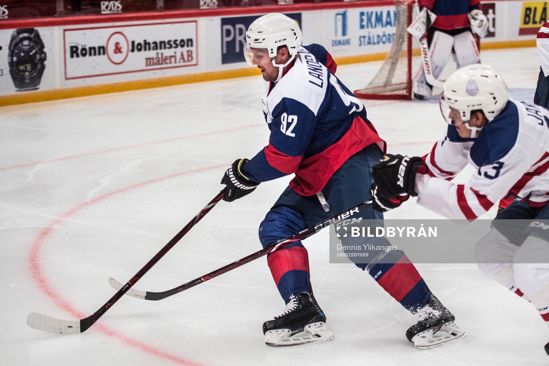 forward Gabriel Landeskog med puck