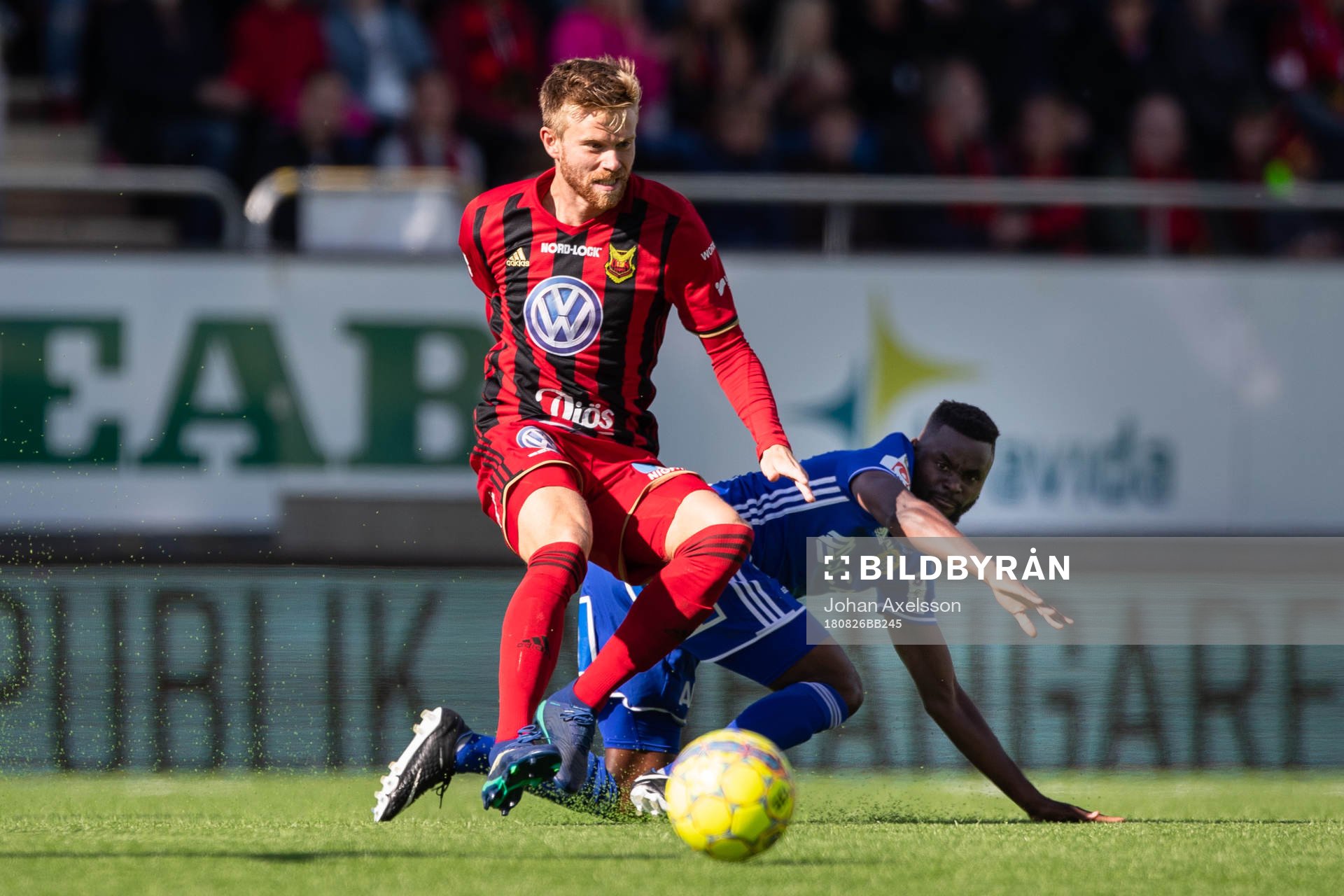 Östersunds Dennis Widgren och Sundsvalls Maic Sema i kamp