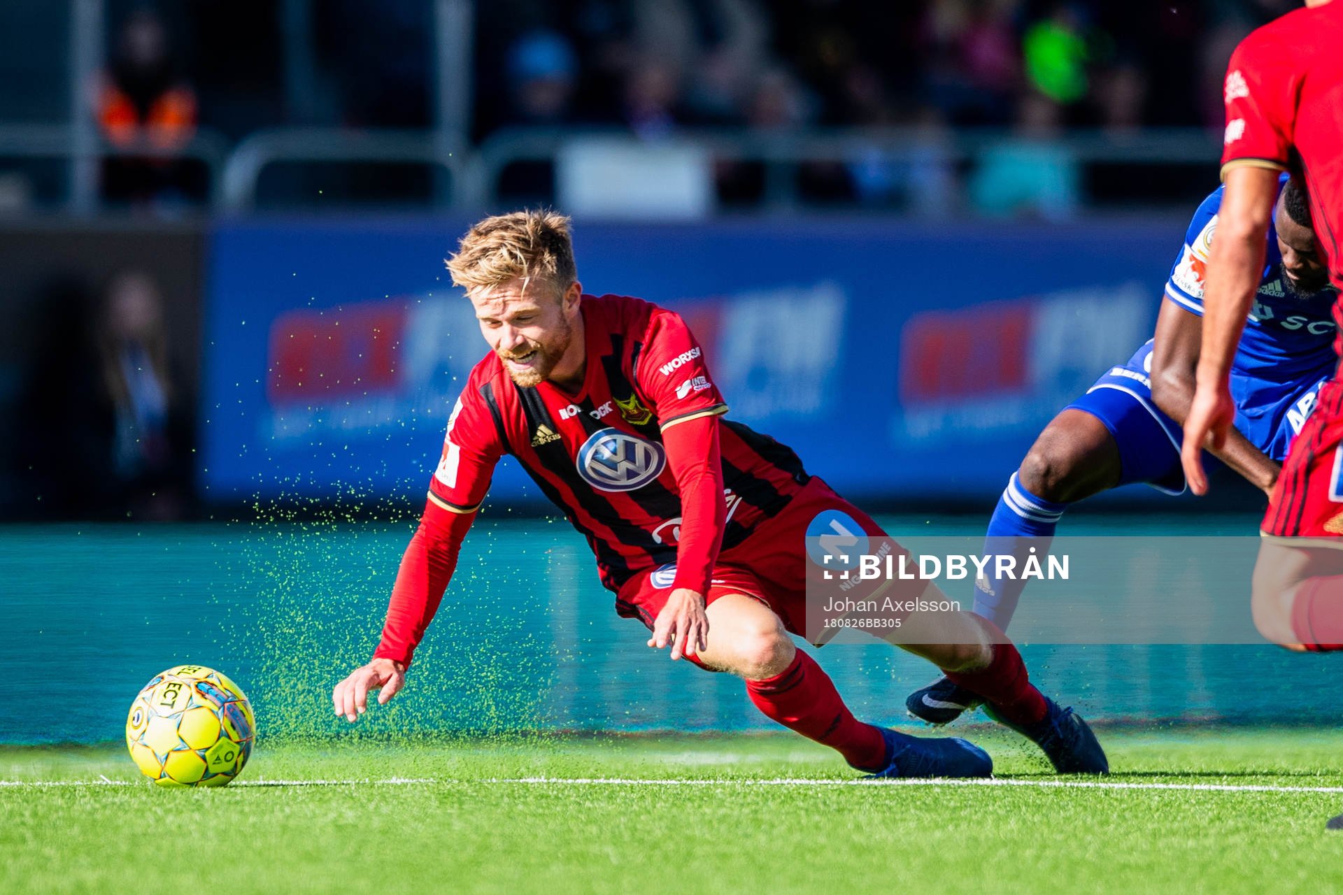 Östersunds Dennis Widgren och Sundsvalls Maic Sema i kamp