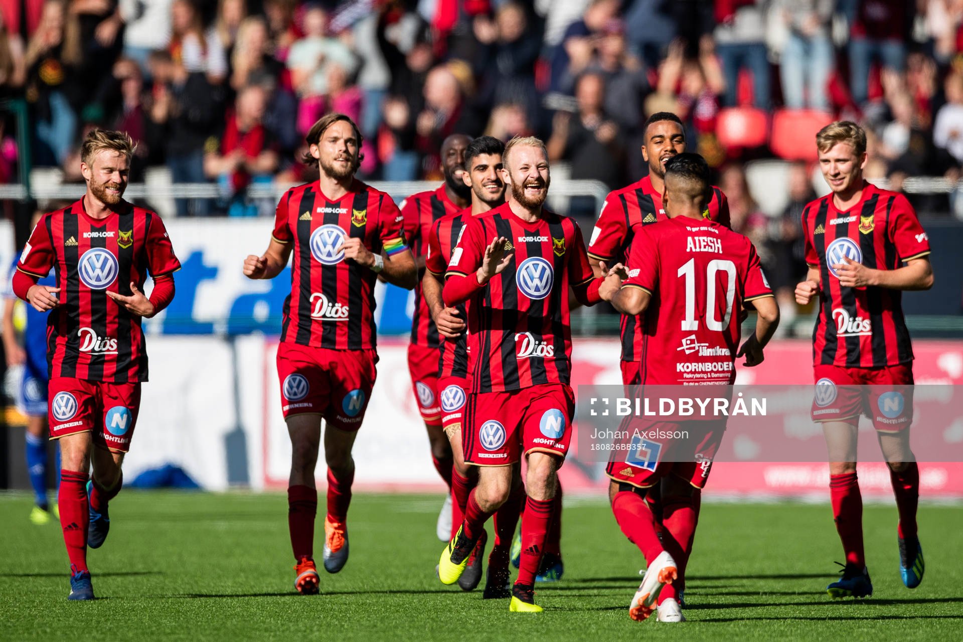 Östersunds Hosam Aiesh blir omkramad