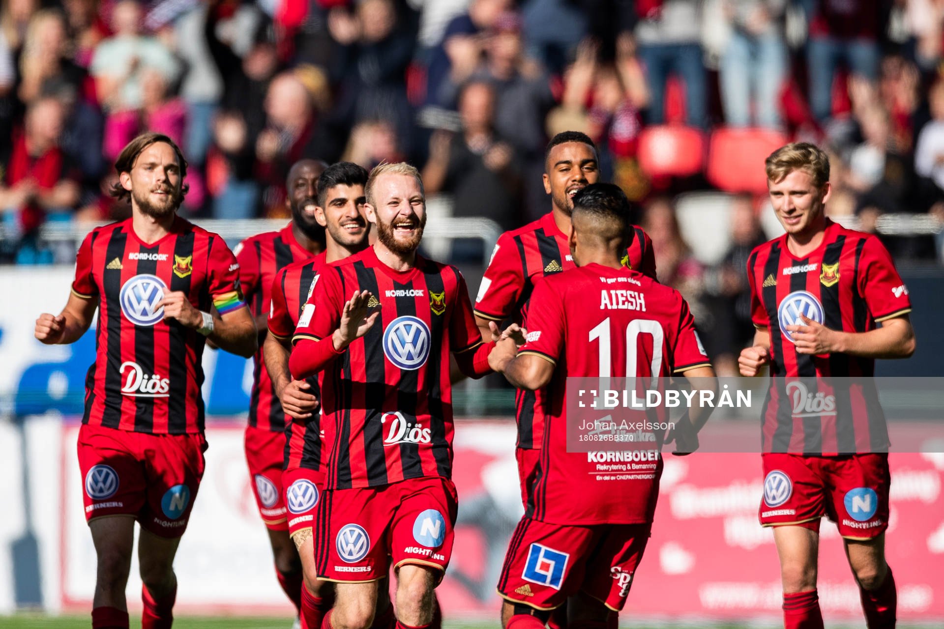 Östersunds Hosam Aiesh blir omkramad
