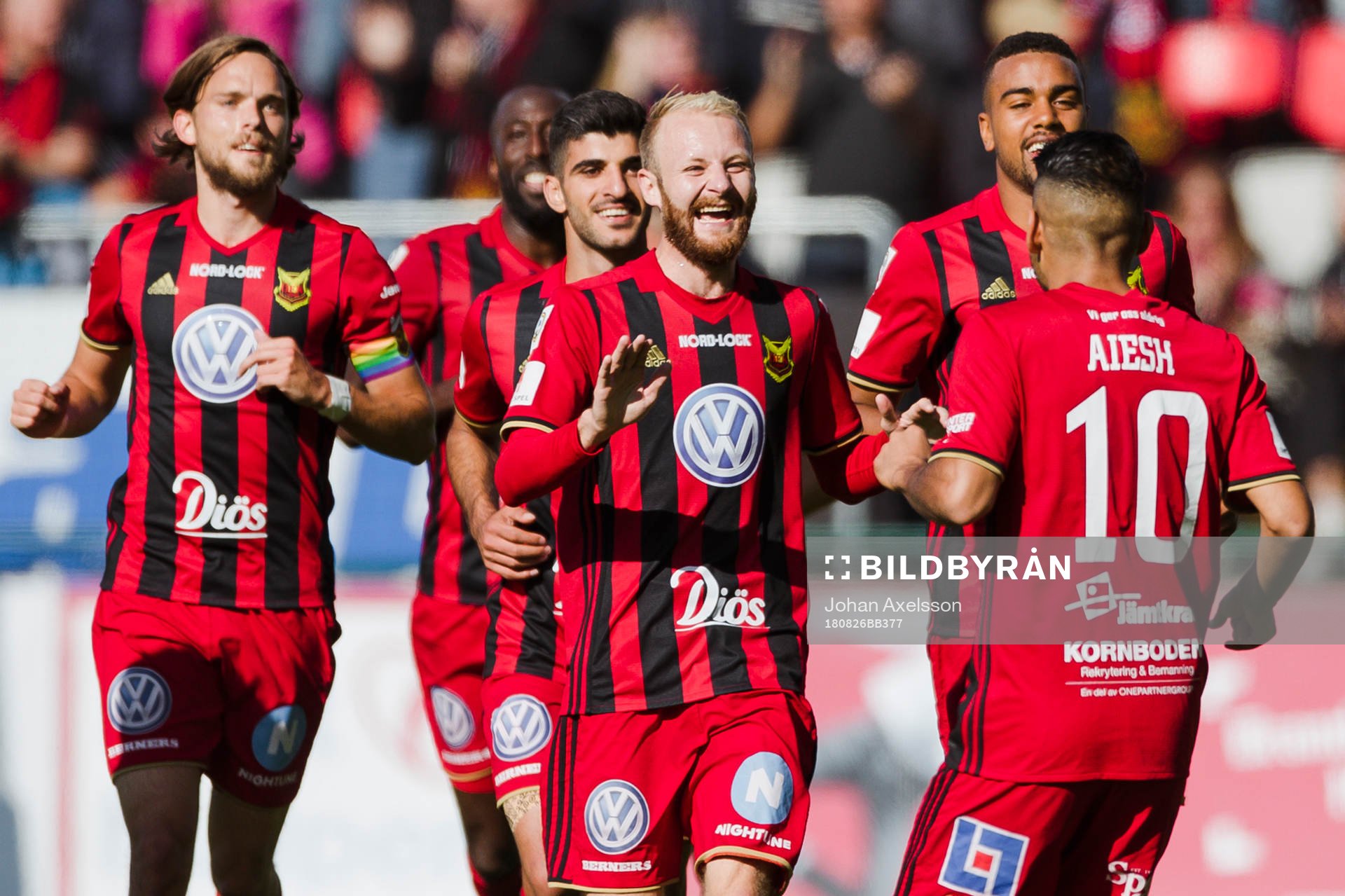 Östersunds Curtis Edwards jublar med Hosam Aiesh