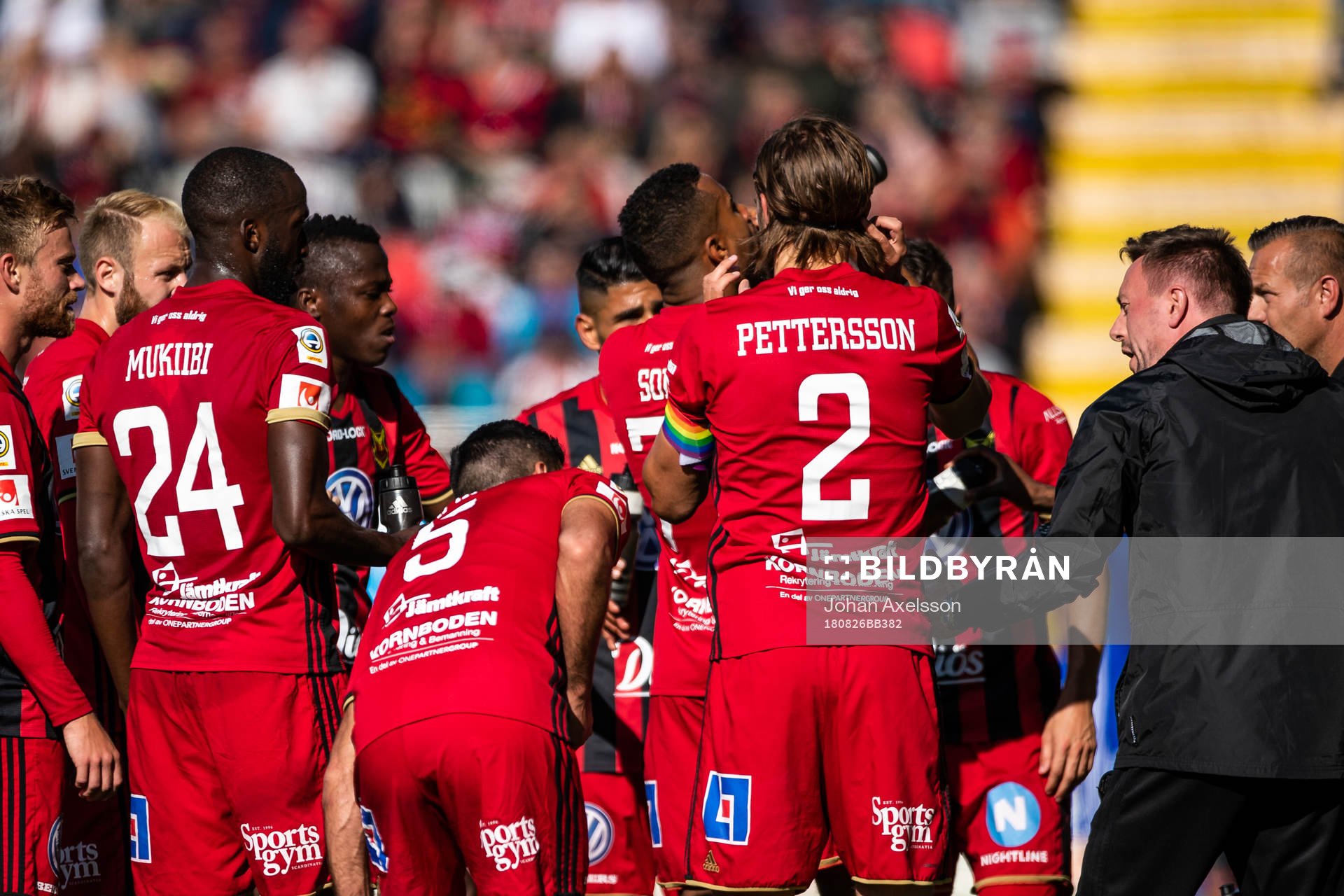 Östersunds tränare Ian Burchnall  ger instruktioner