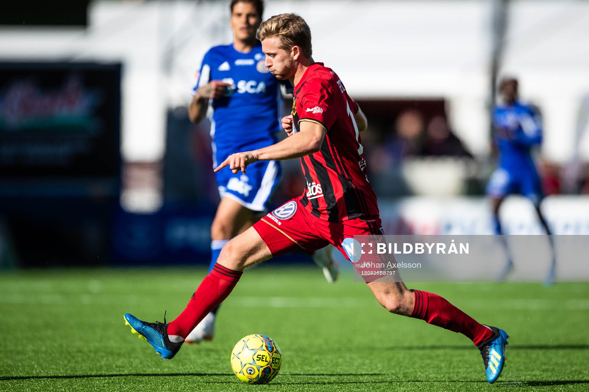 Östersunds Ludvig Fritzson driver boll