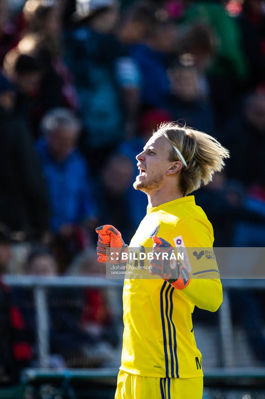 Sundsvalls målvakt William Eskelinen jublar under fotbollsmatchen i Allsvenskan mellan Östersund och Gif Sundsvall den 26 Augusti 2018 i Östersund.