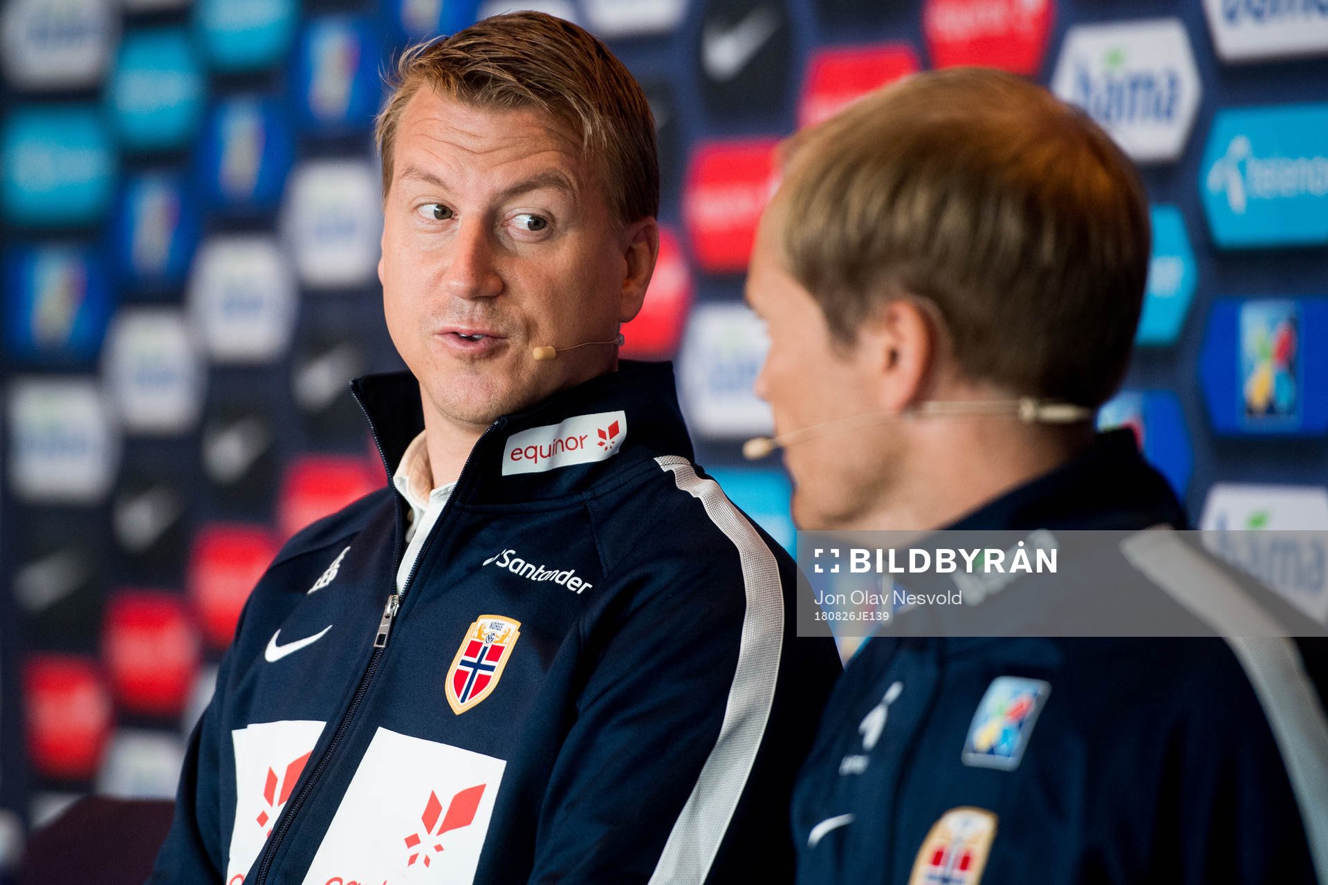 Leif Gunnar Smerud, coach of Norway U21, presents the U21