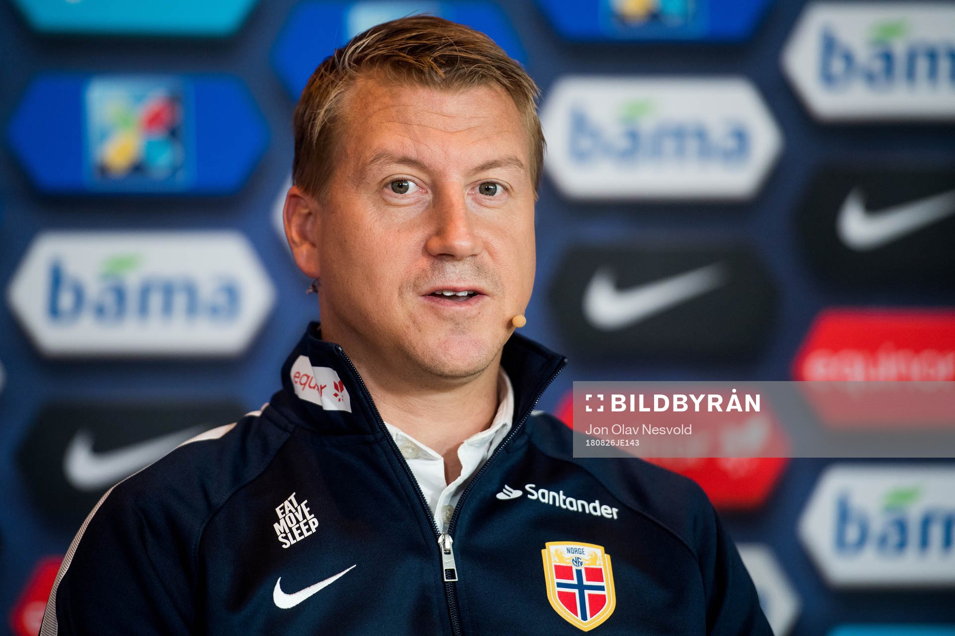 Leif Gunnar Smerud, coach of Norway U21, presents the U21