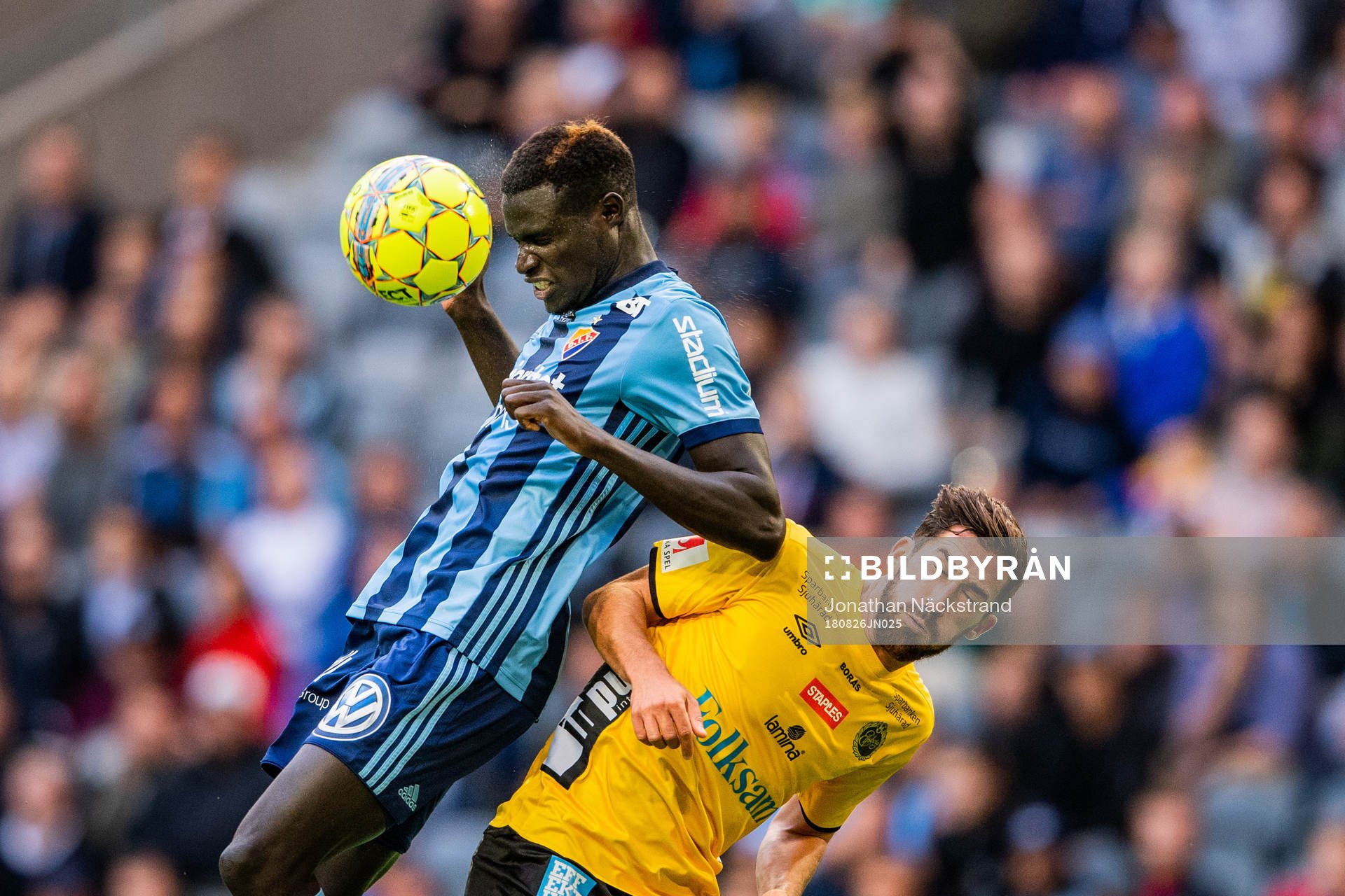 Djurgårdens Aliou Badji och Elfsborgs Frederik Holst i en