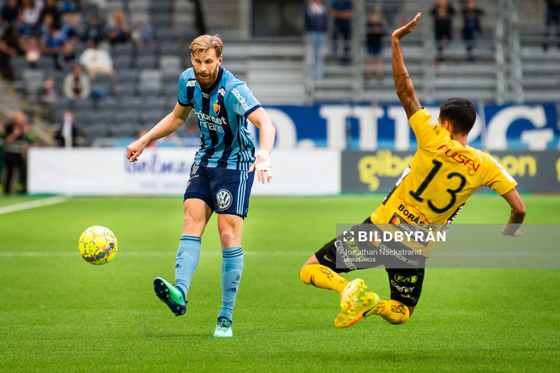 Djurgårdens Niklas Gunnarsson och Elfsborgs Rami Kaib under fotbollsmatchen i Allsvenskan mellan Djurgården och Elfsborg den 26 augusti 2018 i Stockholm.