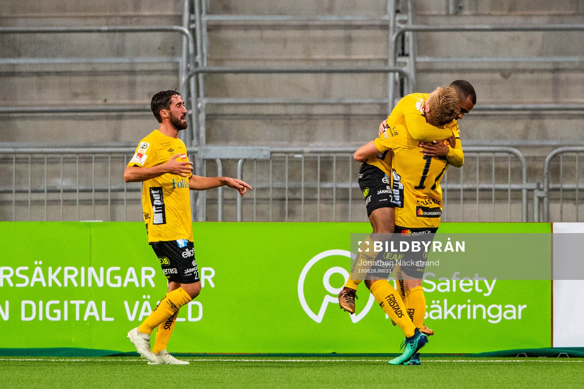 Elfsborgs Alex Dyer blir omkramad av Per Frick