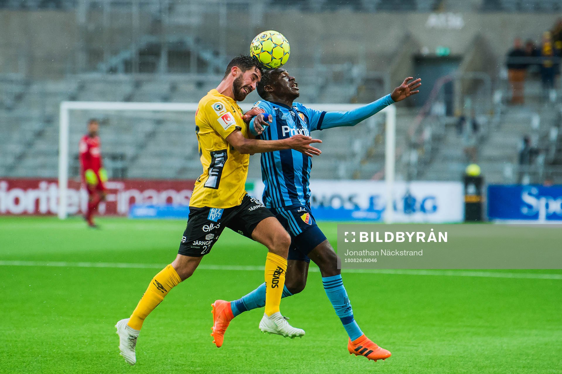 Djurgårdens Edward Chilufya i en duell med Elfsborgs