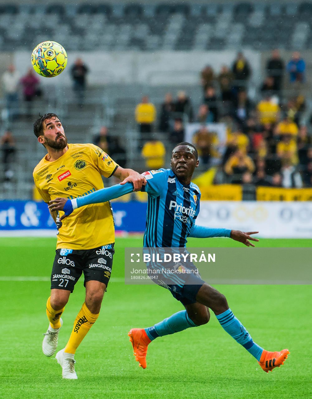 Djurgårdens Edward Chilufya i en duell med Elfsborgs