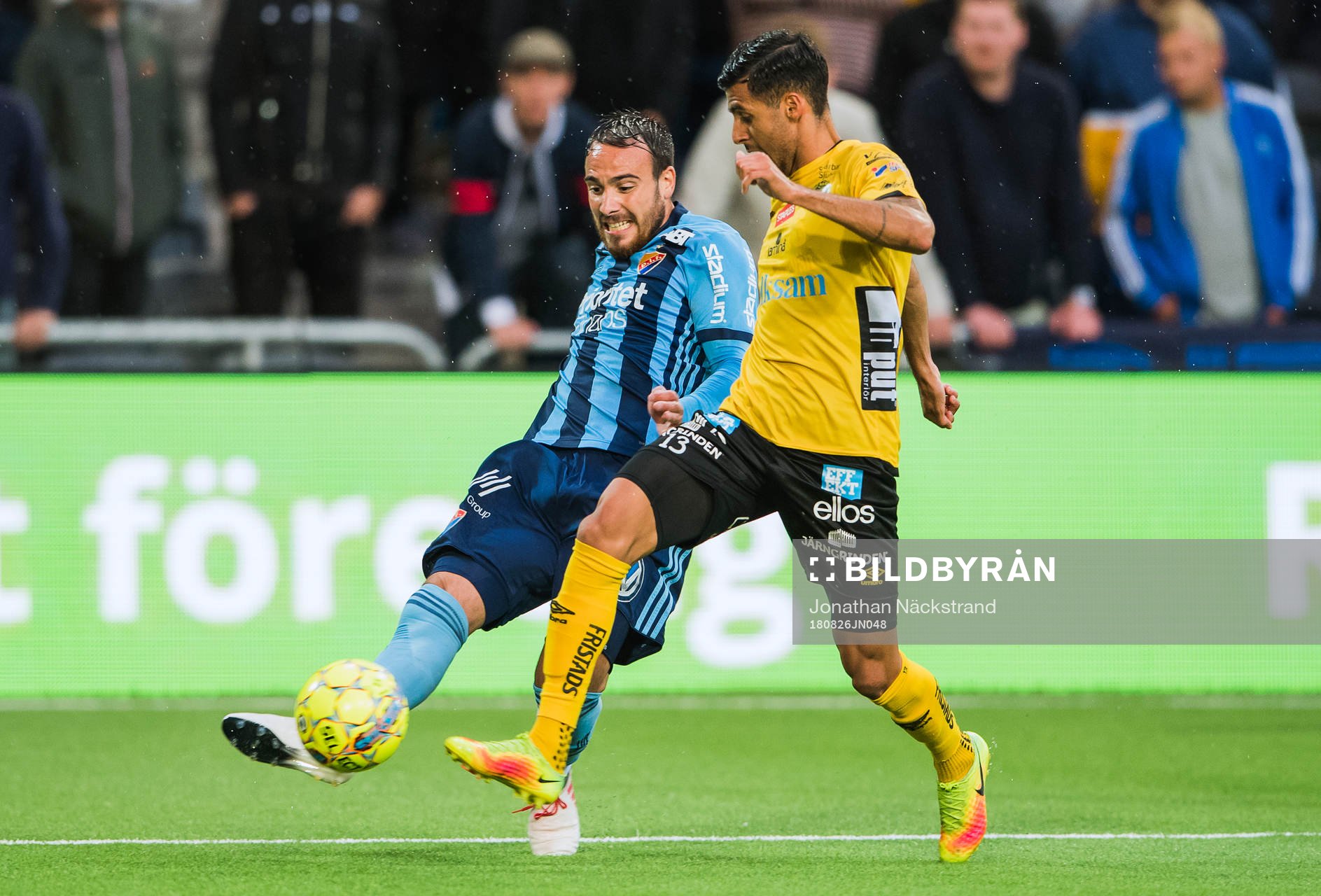 Djurgårdens Dzenis Kozica i en duell med Elfsborgs Rami