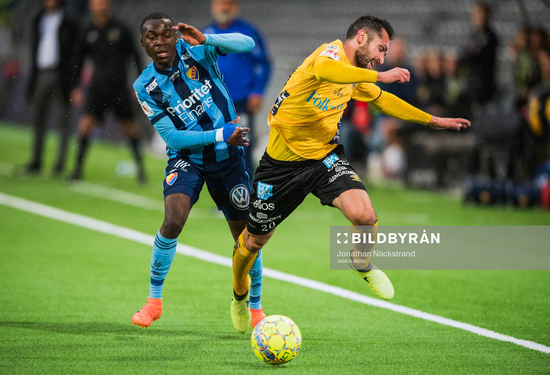 Djurgårdens Edward Chilufya i en duell med Elfsborgs Emir