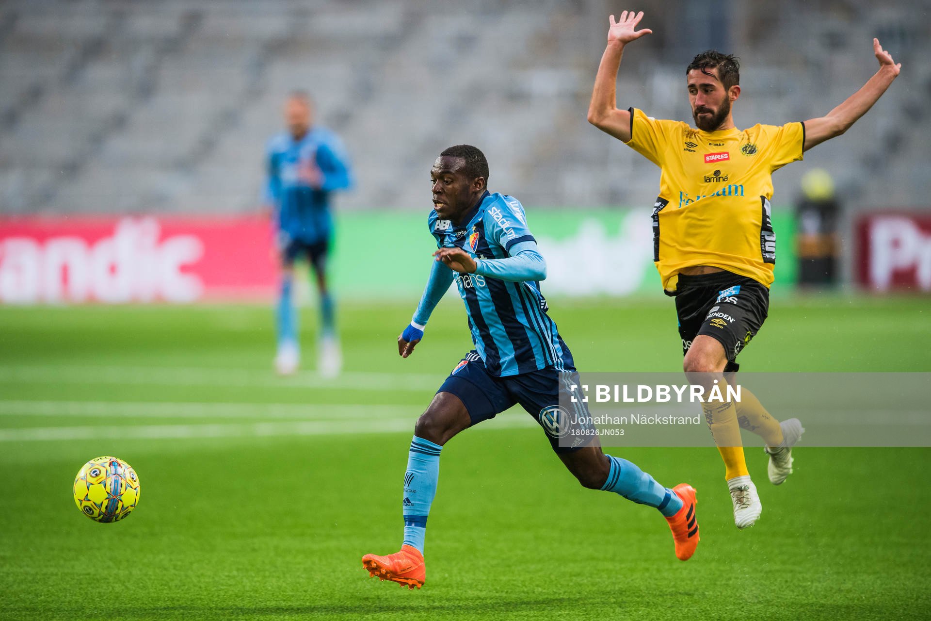Djurgårdens Edward Chilufya i en duell med Elfsborgs