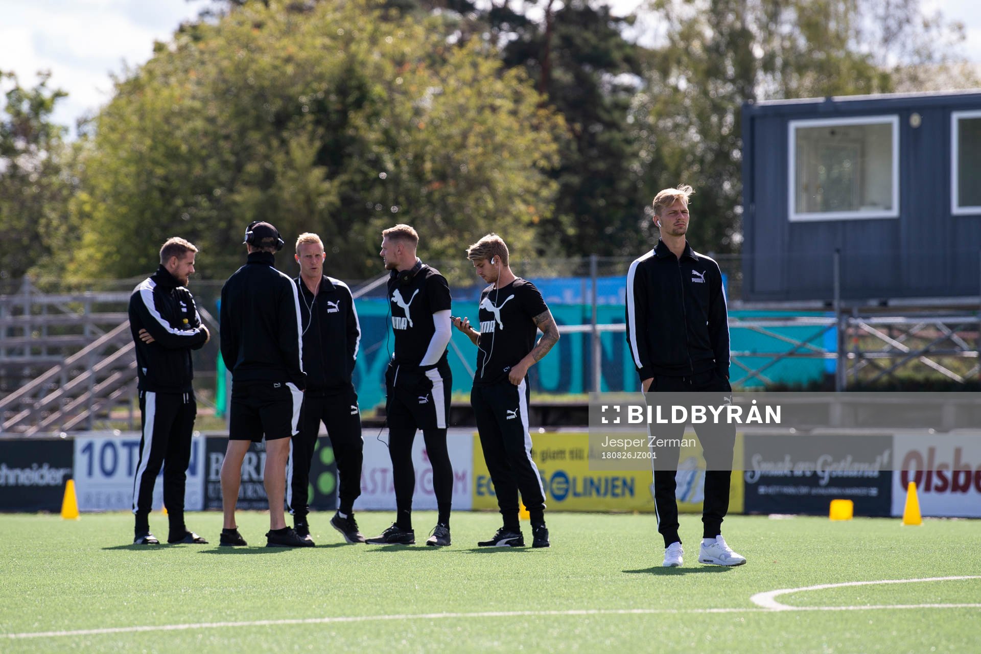 Halmstads spelare inspekterar planen