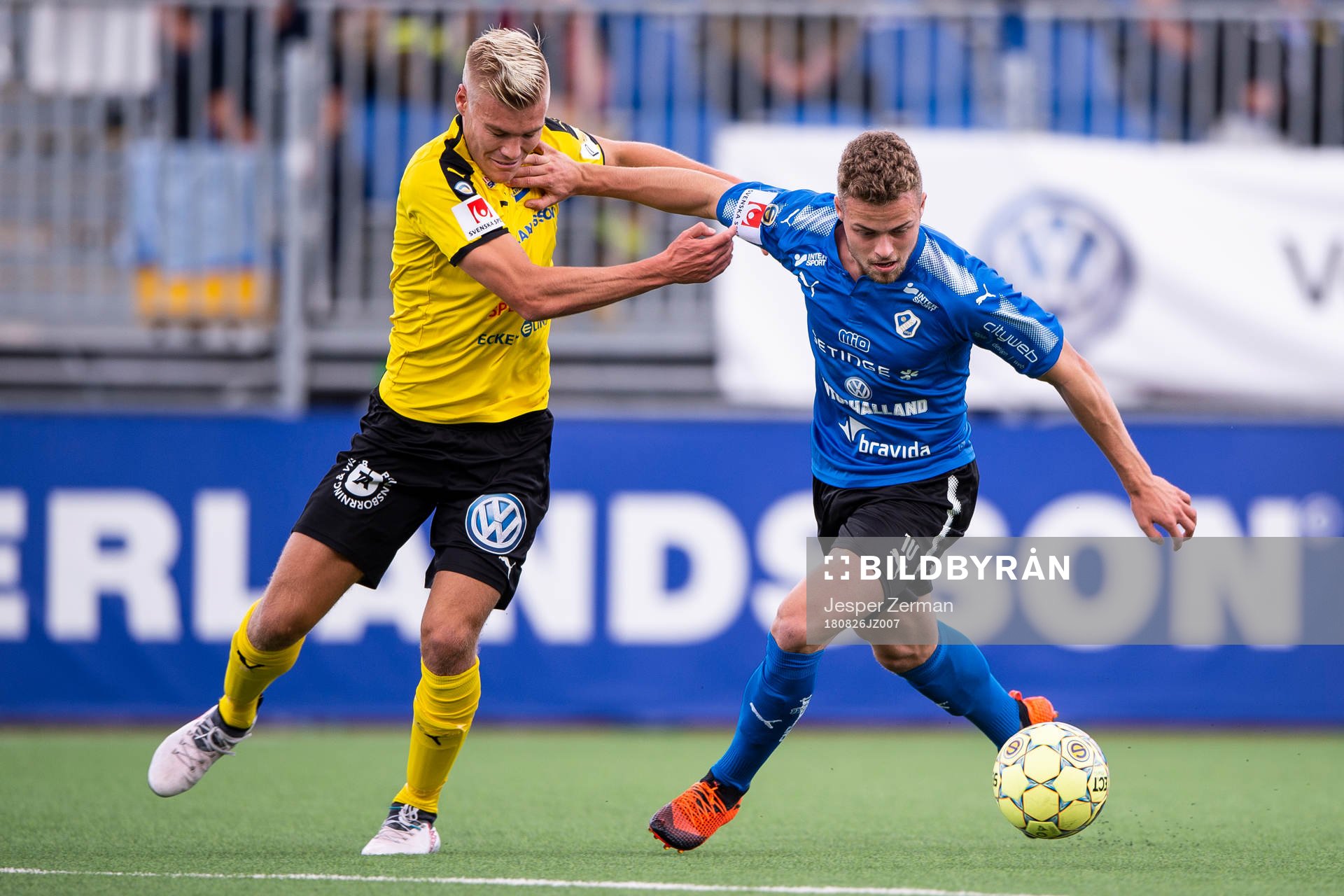 Frejs Martin Falkeborn i en duell med Halmstads Gabriel