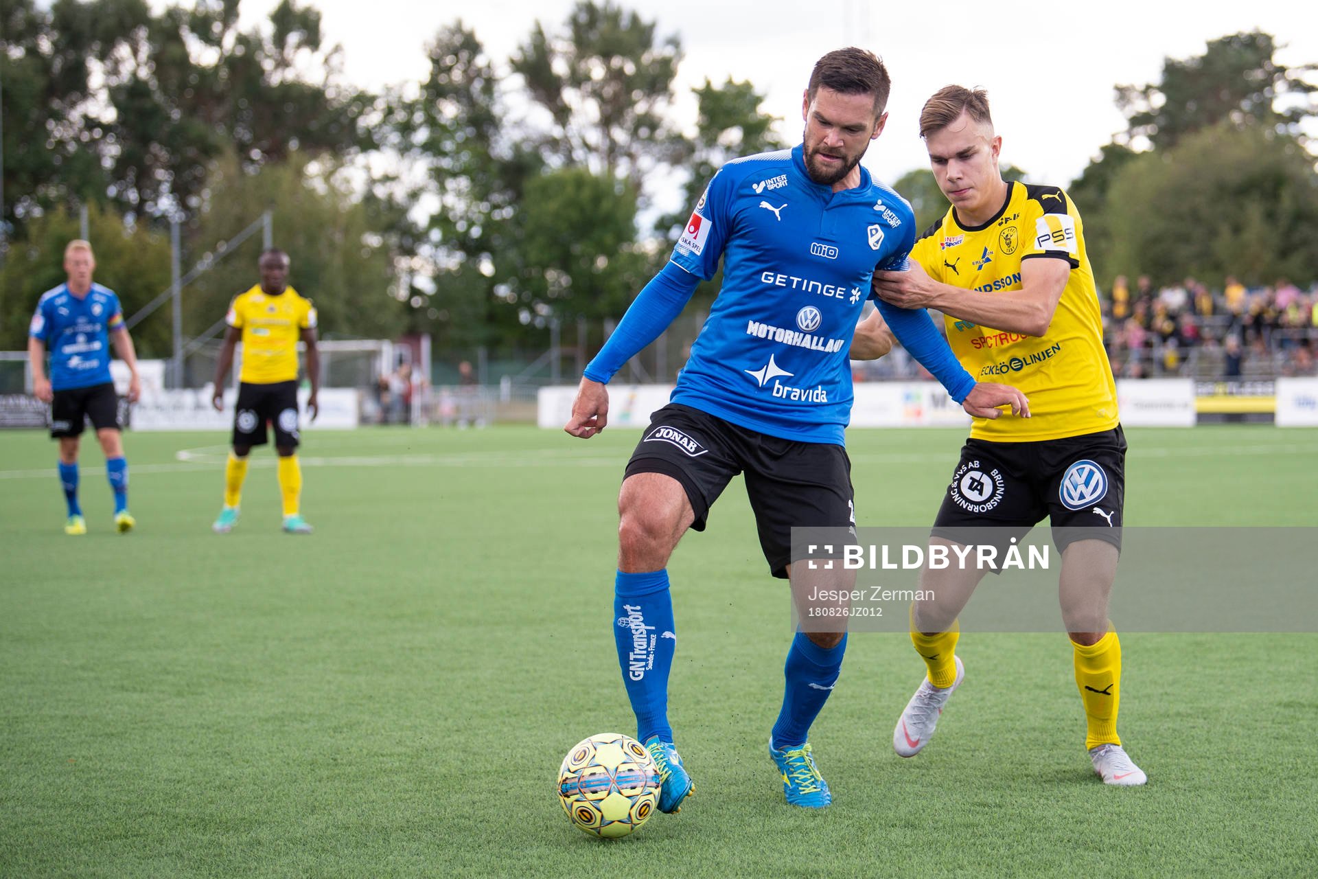 Halmstads Ivo Pekalski i en duell med en spelare i Frej under fotbollsmatchen i Superettan mellan IK Frej och Halmstad BK den 26 augusti 2018 i Stockholm.