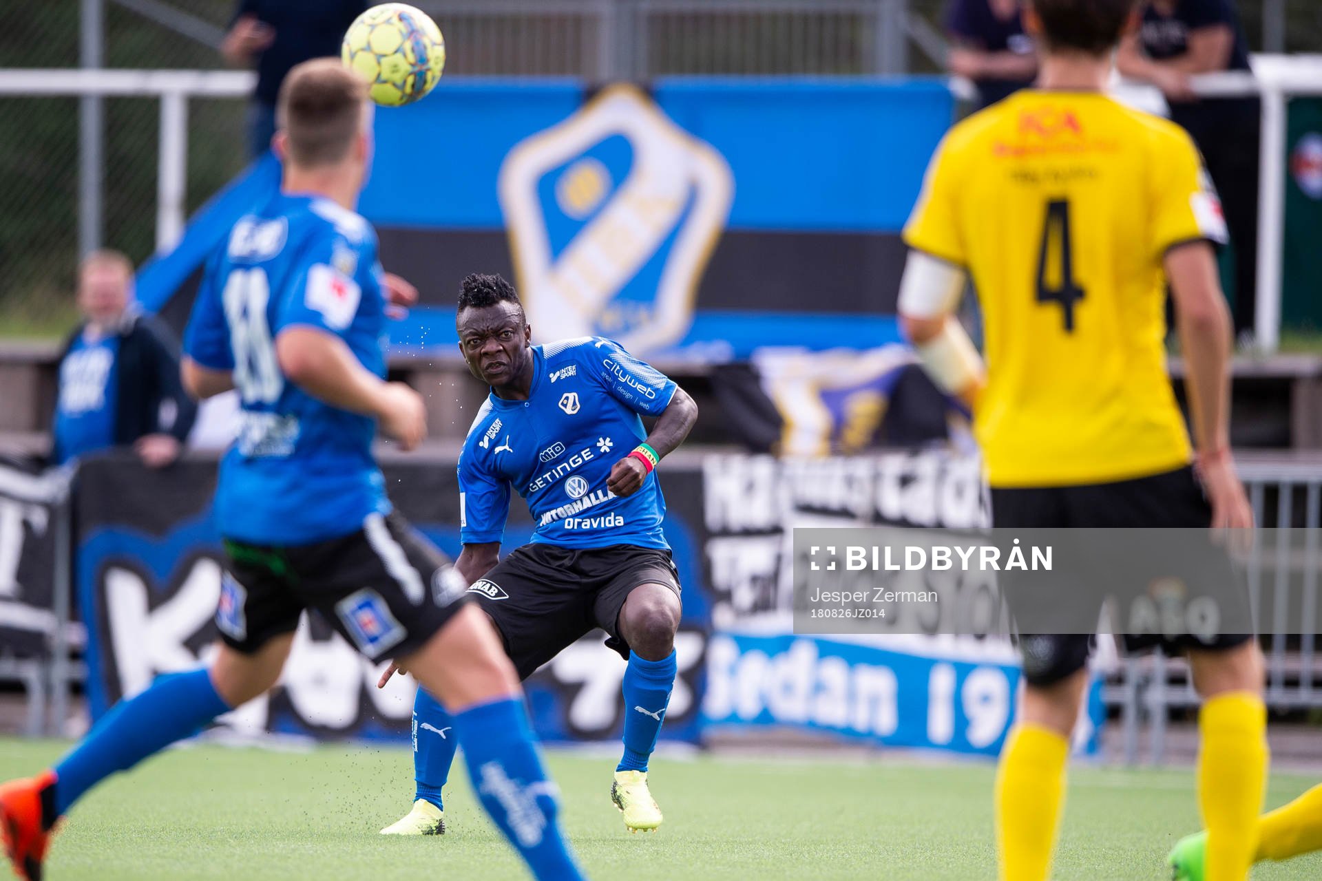 Halmstads Thomas Boakye med ett skott