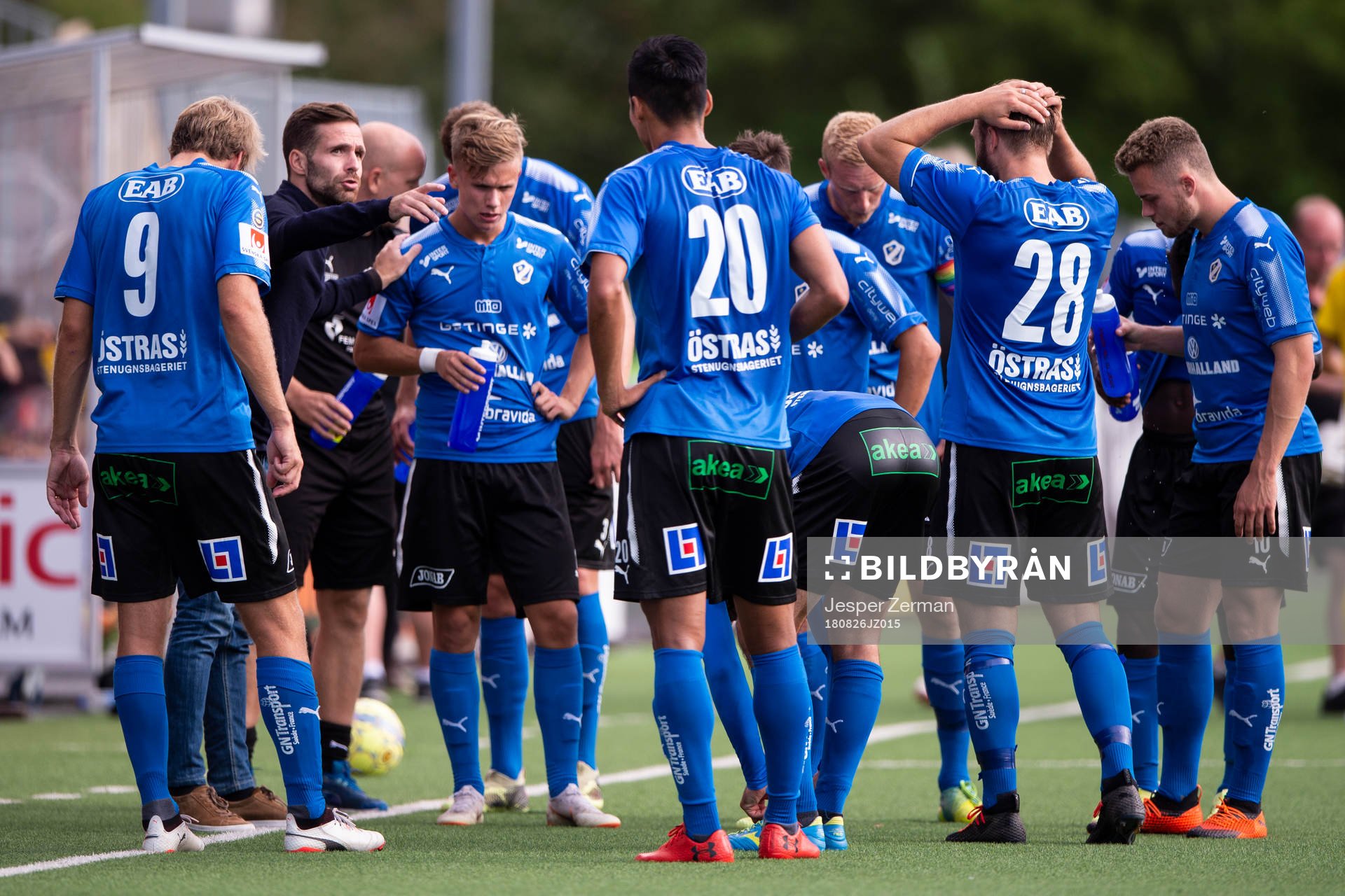 Halmstads tränare Igor Krulj pratar med sina spelare