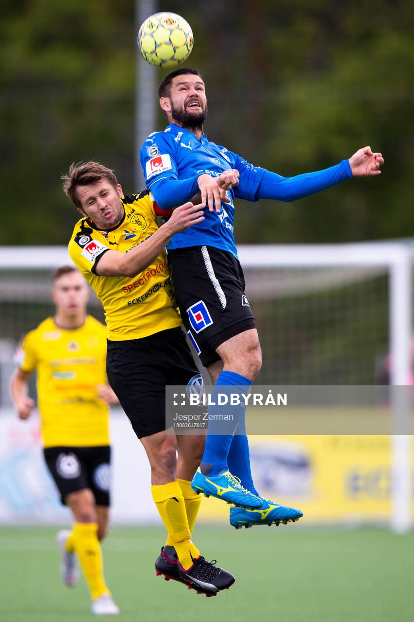 Halmstads Ivo Pekalski i en nickduell med Frejs Adam Gradén