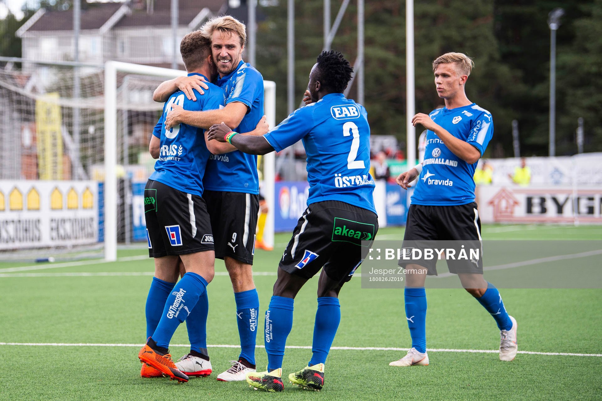 Halmstads Gabriel Gudmundsson (v) jublar tillsammans med Johan Oremo och Thomas Boakye efter sitt 2-0 mål under fotbollsmatchen i Superettan mellan IK Frej och Halmstad BK den 26 augusti 2018 i Stockholm.