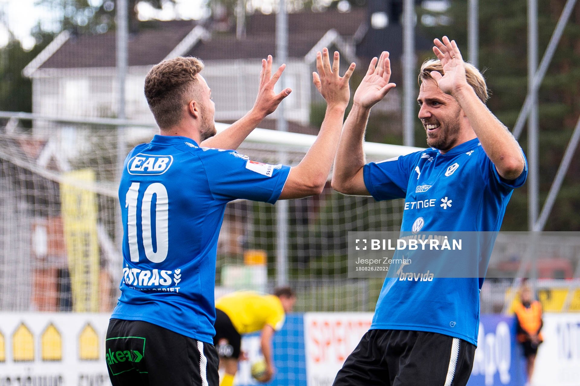 Halmstads Gabriel Gudmundsson (v) och Johan Oremo jublar efter 2-0 under fotbollsmatchen i Superettan mellan IK Frej och Halmstad BK den 26 augusti 2018 i Stockholm.
