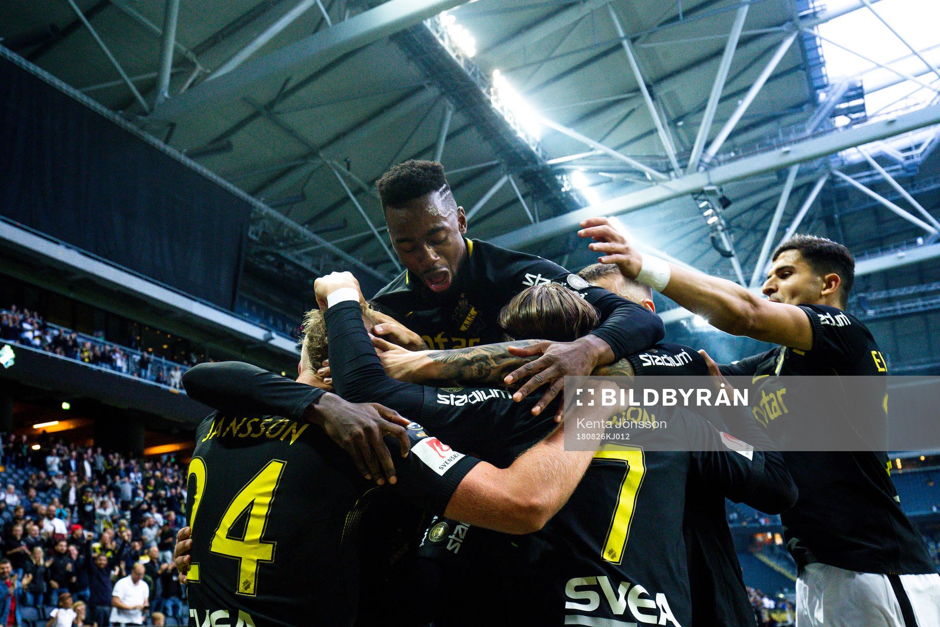 s spelare jublar med Robin Jansson