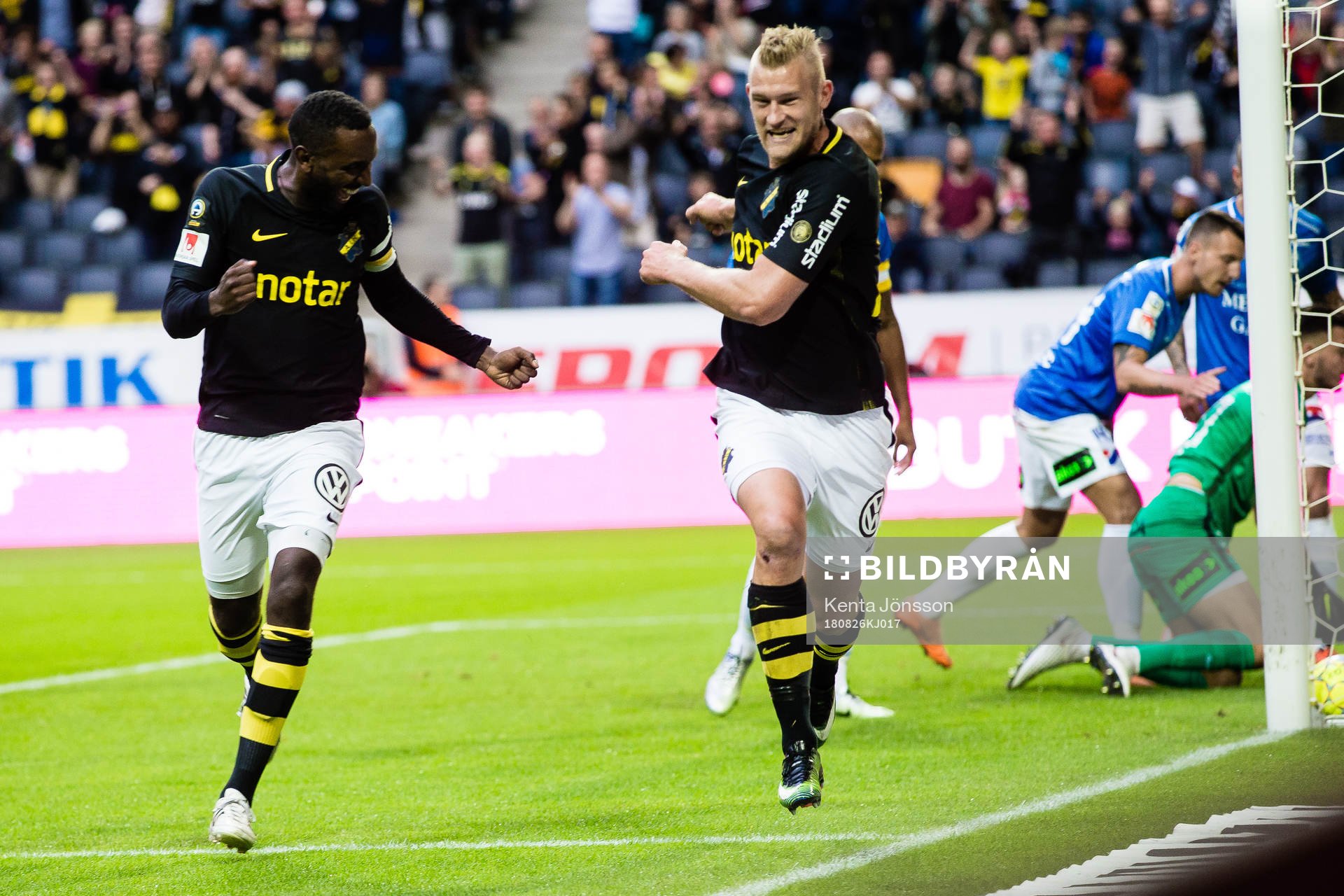 s Robin Jansson jublar med Henok Goitom