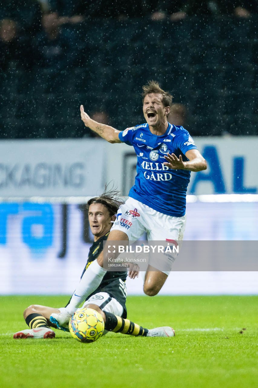 Trelleborgs Sebastian Ohlsson faller i kamp om bollen med