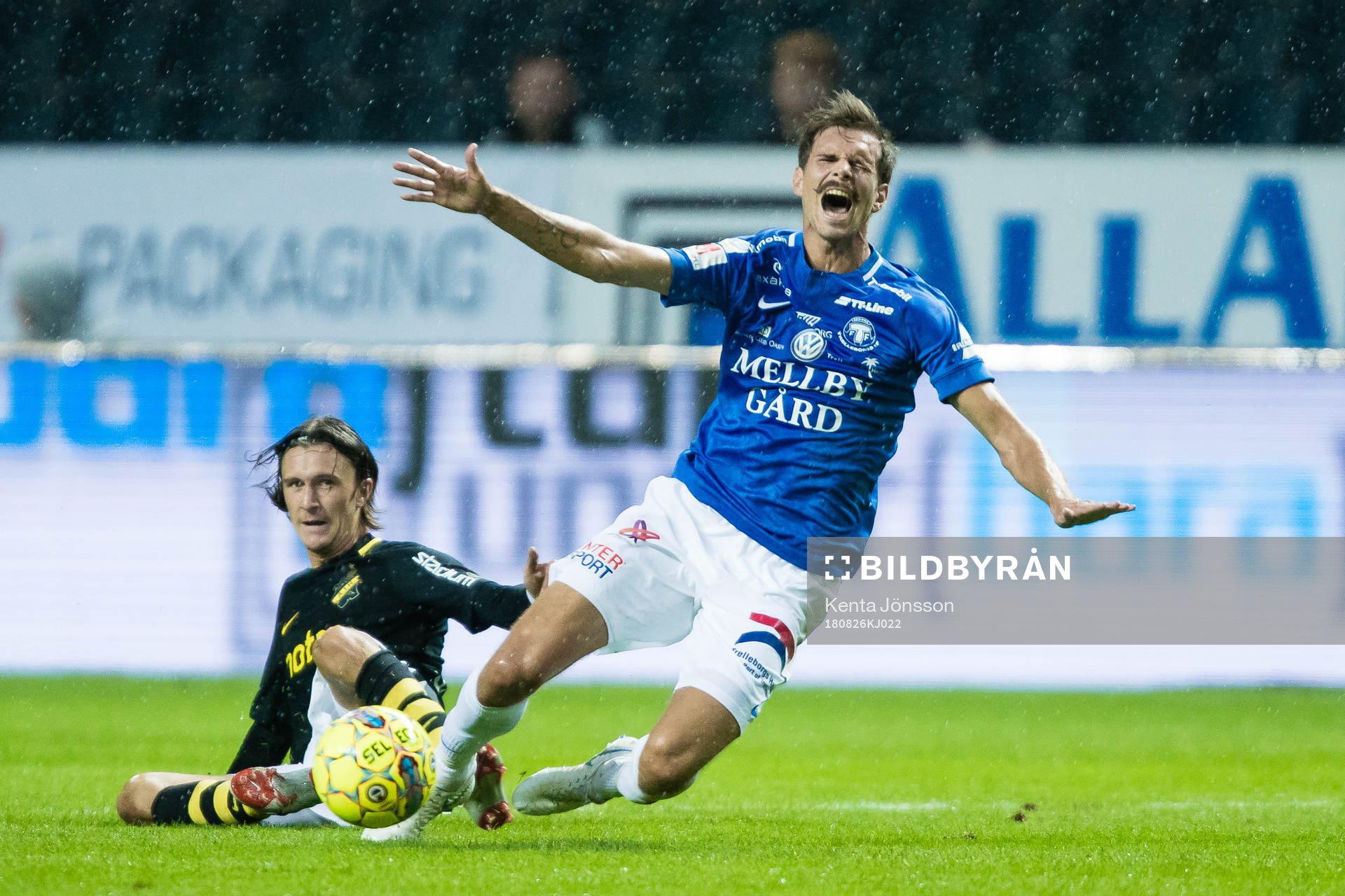 Trelleborgs Sebastian Ohlsson faller i kamp om bollen med