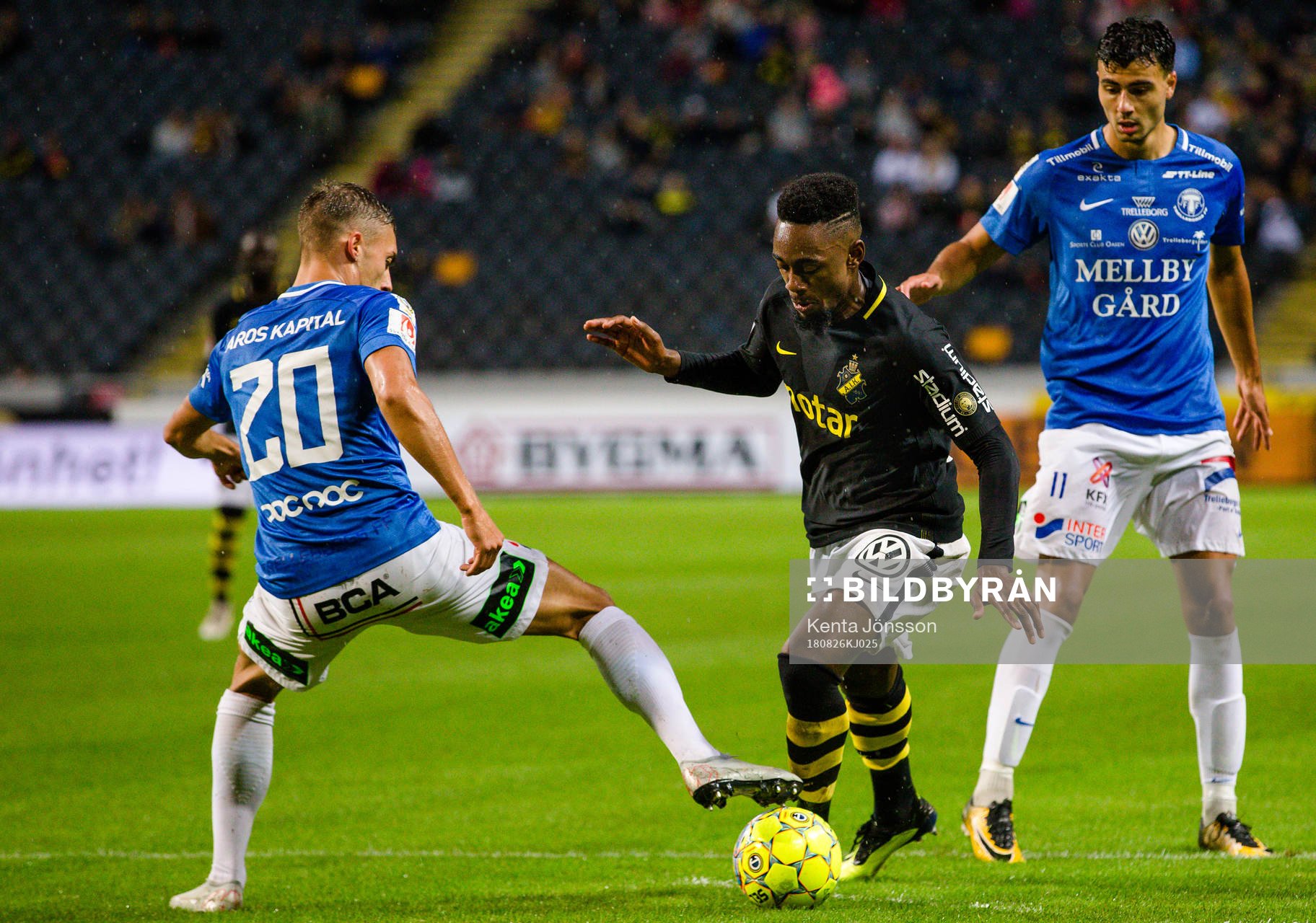 s Heradi Rashidi i en duell med Trelleborgs Felix Hörberg