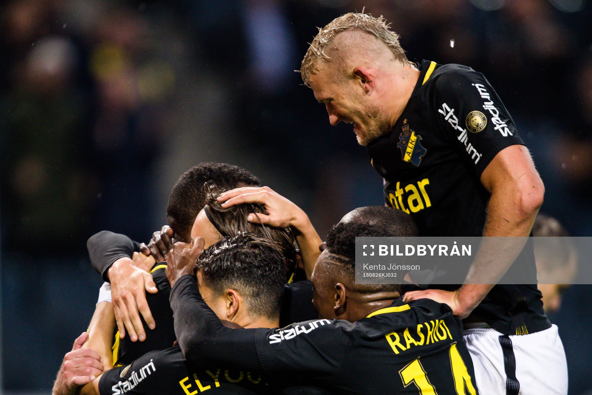 s Robin Jansson jublar med Henok Goitom