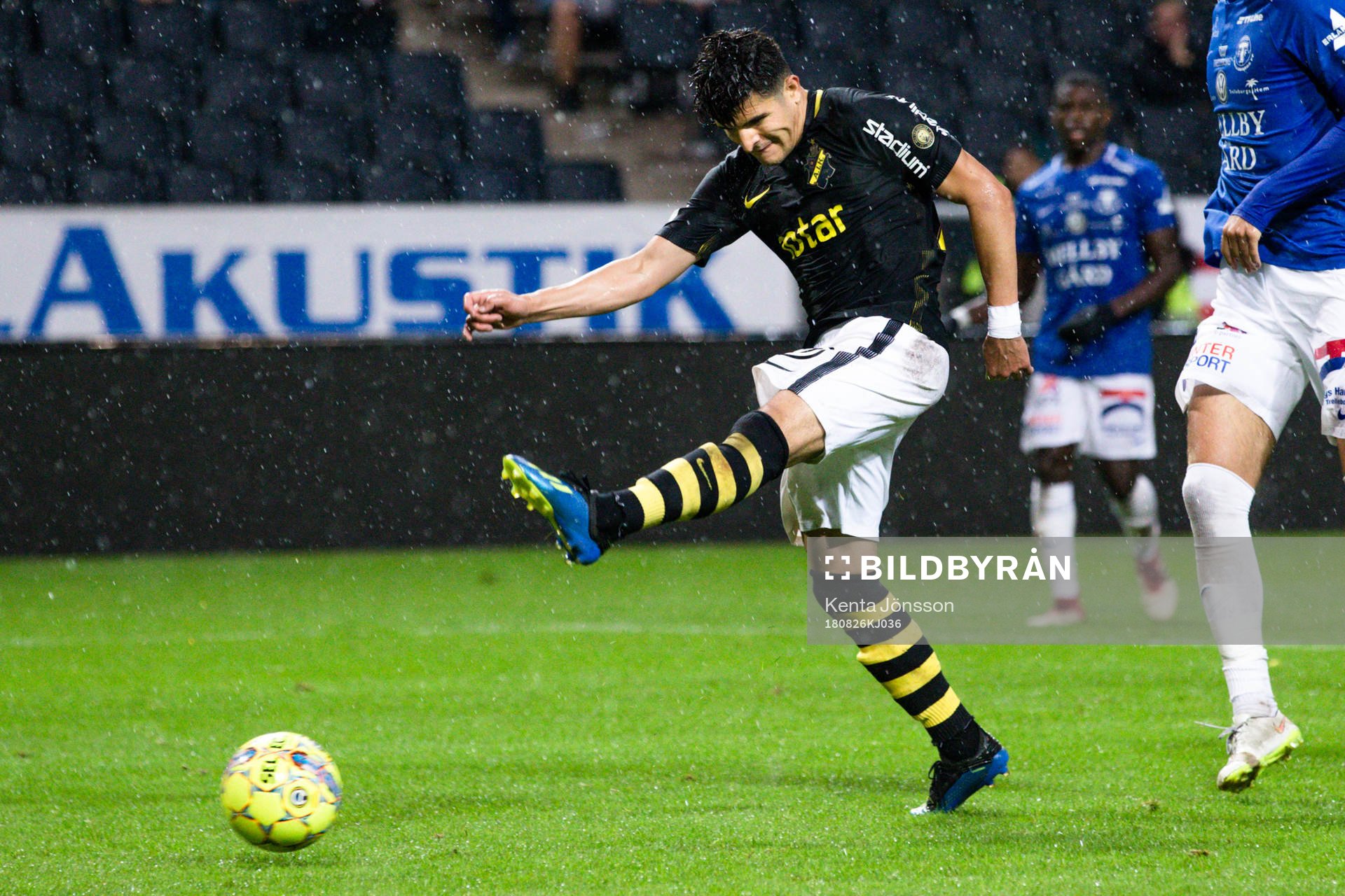 s  Tarik Elyounoussi med målchans