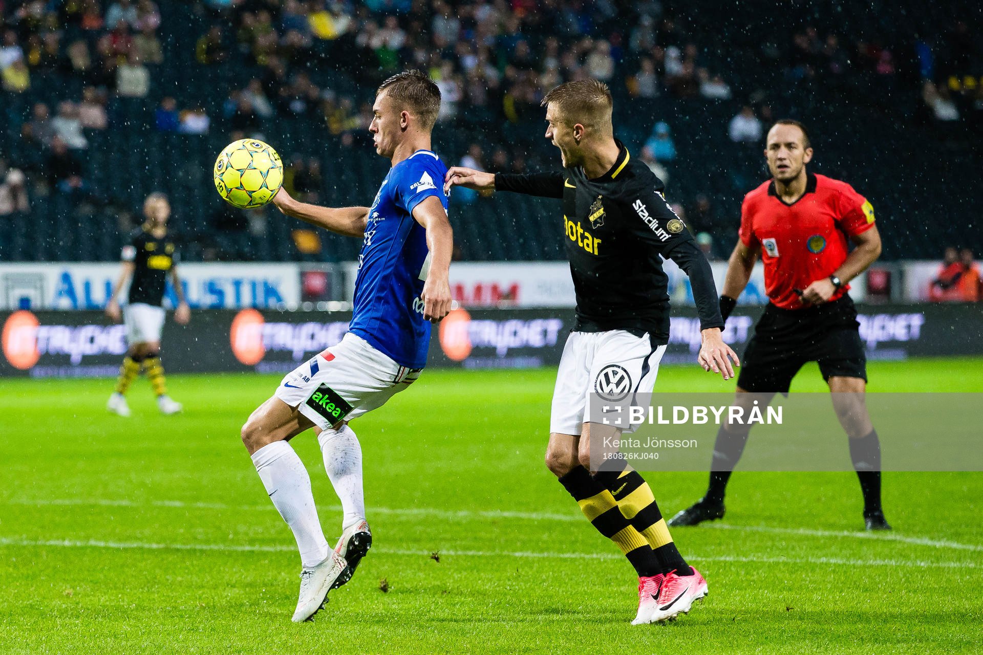 s Rasmus Lindkvist i en misstänkt handssituation