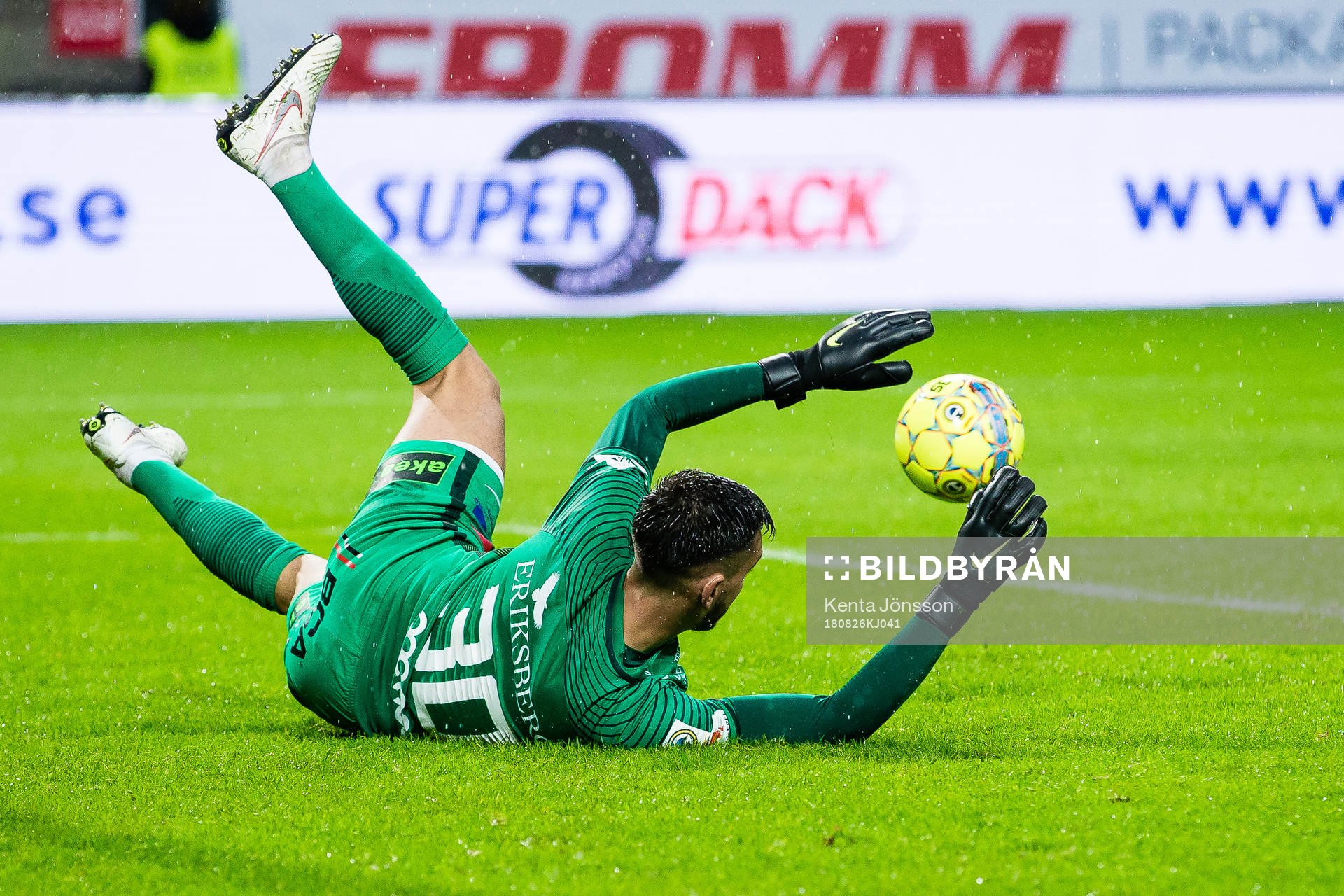 Trelleborgs målvakt Marko Johansson med en räddning