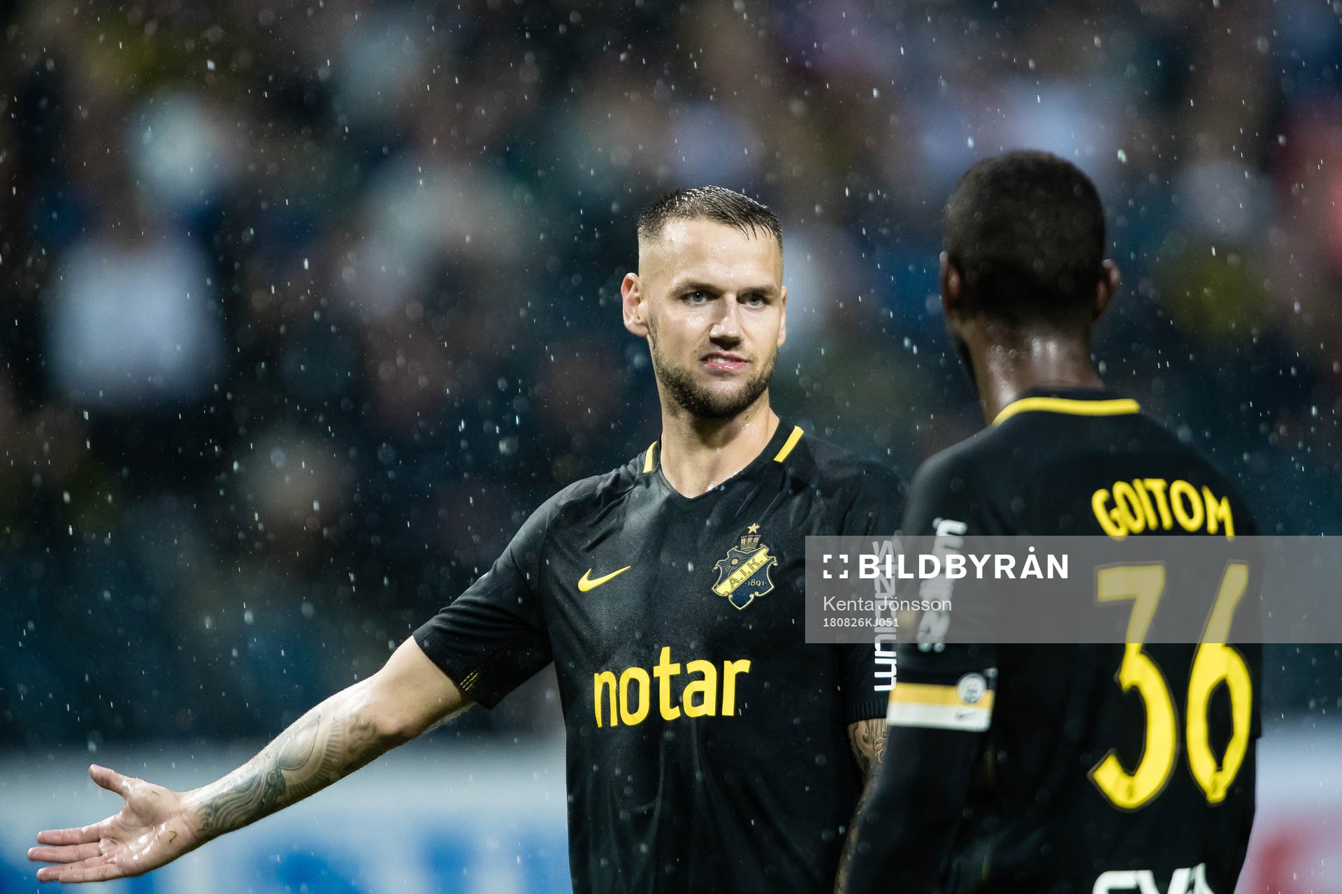 AIK:s Alexander Milosevic i samtal med Henok Goitom under fotbollsmatchen i Allsvenskan mellan AIK och Trelleborg den 26 Augusti 2018 i Stockholm.