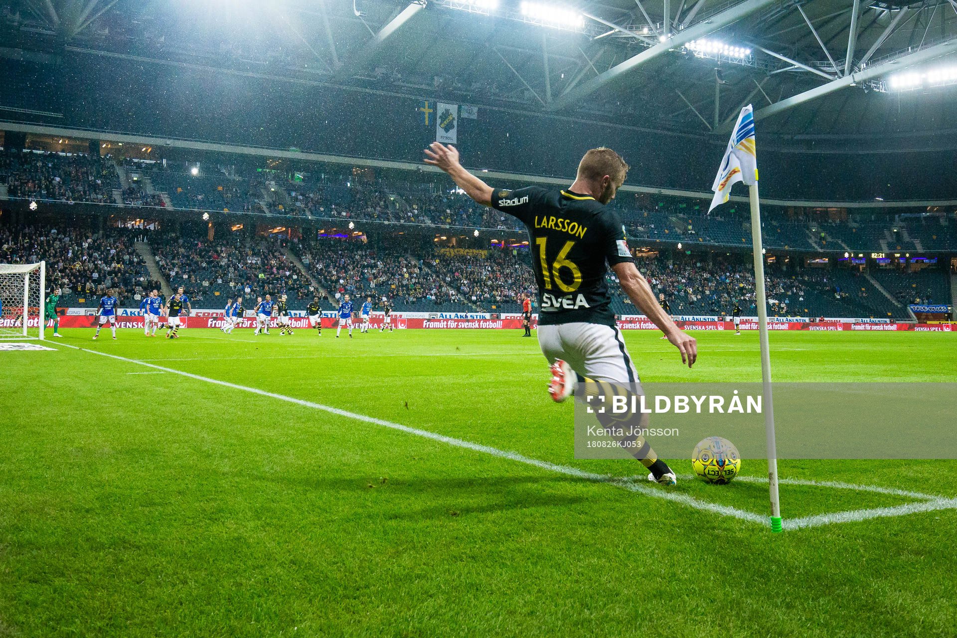 s Sebastian Larsson med en hörnspark