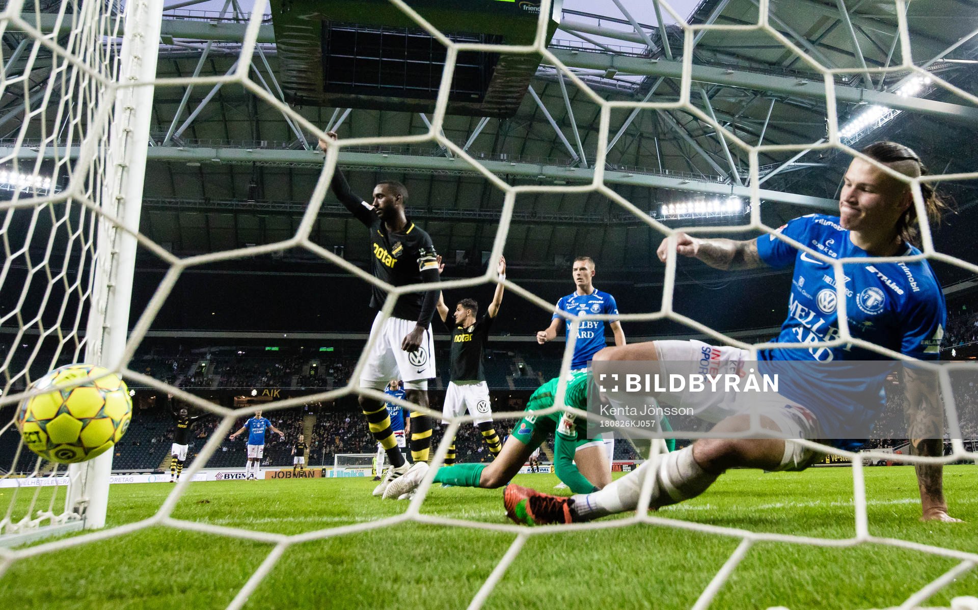 AIK:s Henok Goitom jublar efter 2-0 bakom Trelleborgs målvakt Marko Johansson och Isak Jönsson under fotbollsmatchen i Allsvenskan mellan AIK och Trelleborg den 26 Augusti 2018 i Stockholm. 
