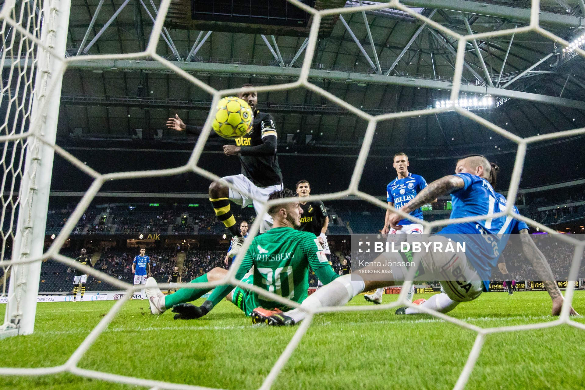 s Henok Goitom gör 2-0 bakom Trelleborgs målvakt Marko