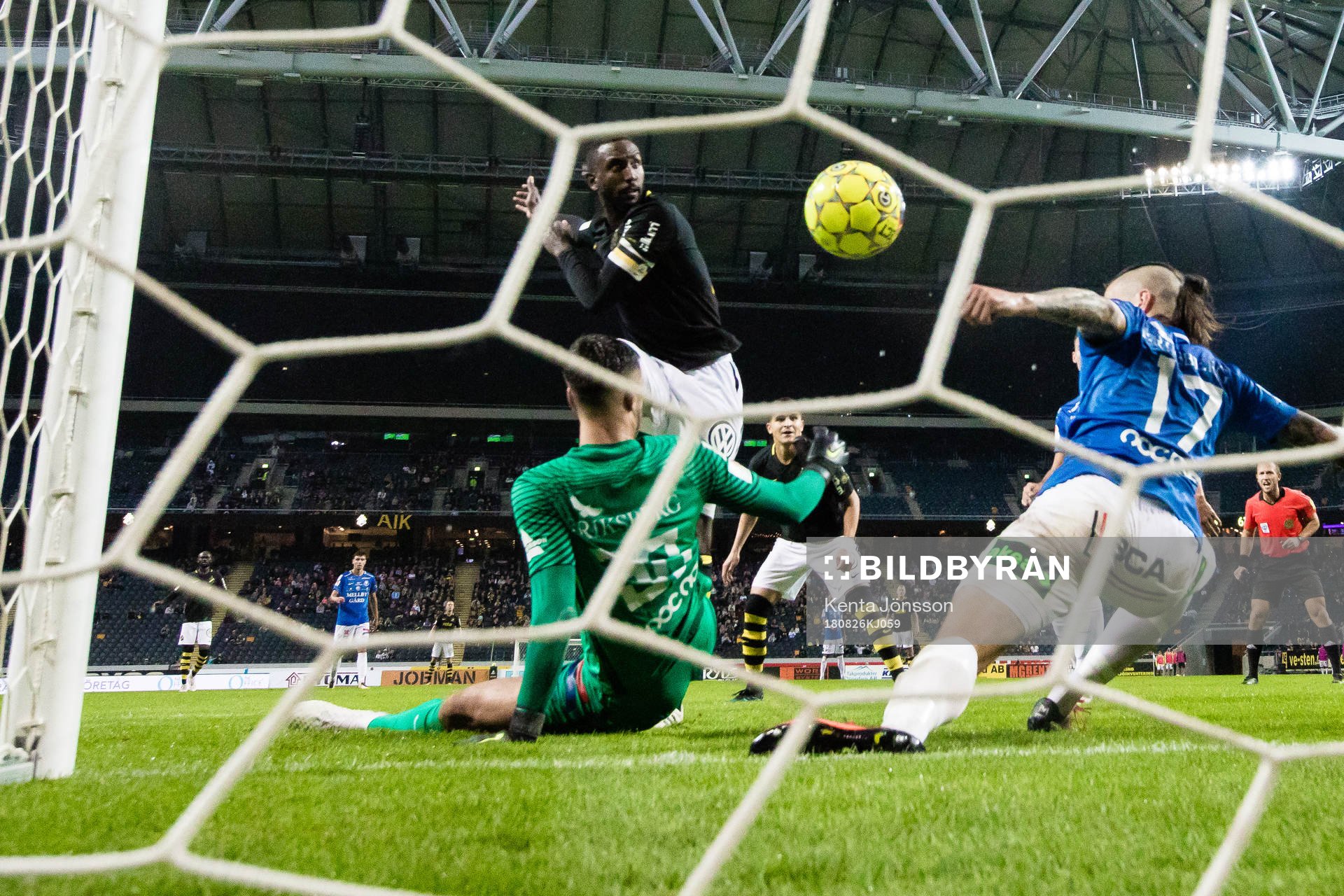 s Henok Goitom gör 2-0 bakom Trelleborgs målvakt Marko