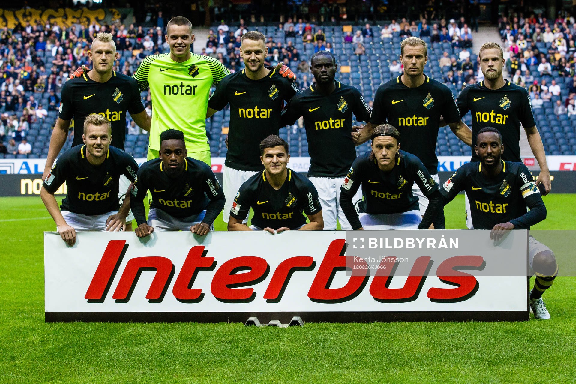 AIK:s startelva med Robin Jansson , målvakt Oscar Linnér , Alexander Milosevic , Enoch Kofi Adu , Per Karlsson , Daniel Sundgren , Sebastian Larsson , Heradi Rashidi , Tarik Elyounoussi , Kristoffer Olsson och Henok Goitom innan fotbollsmatchen i Allsvenskan mellan AIK och Trelleborg den 26 Augusti 2018 i Stockholm.